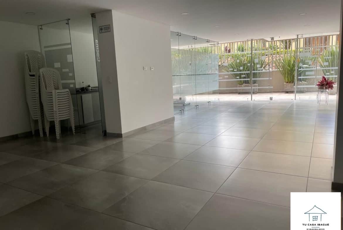 Amplio espacio interior con vista a la terraza y áreas verdes.