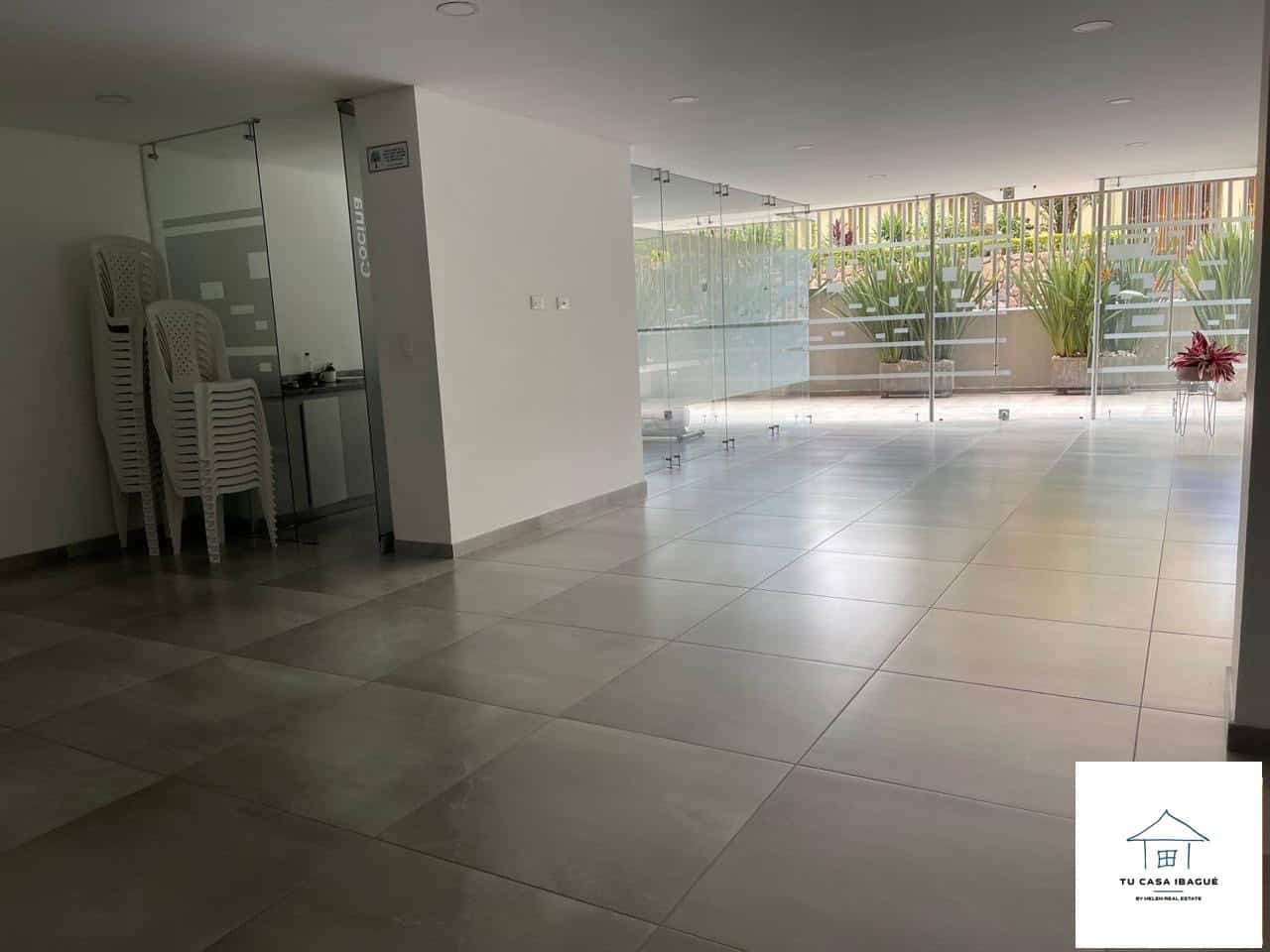 Amplio espacio interior con vista a la terraza y áreas verdes.