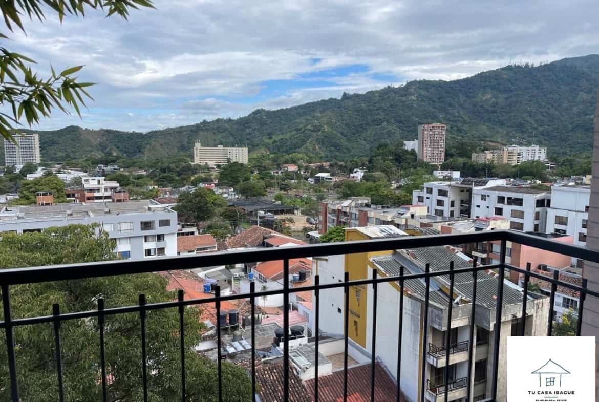 Vista de la ciudad y montañas desde apartamento en Piedrapintada Alta, Ibagué, con excelente ilumina.