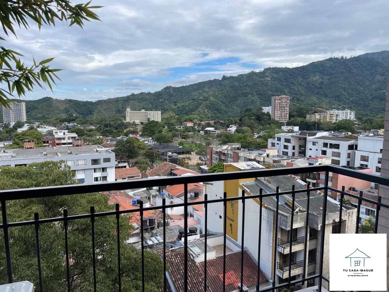 Vista de la ciudad y montañas desde apartamento en Piedrapintada Alta, Ibagué, con excelente ilumina.