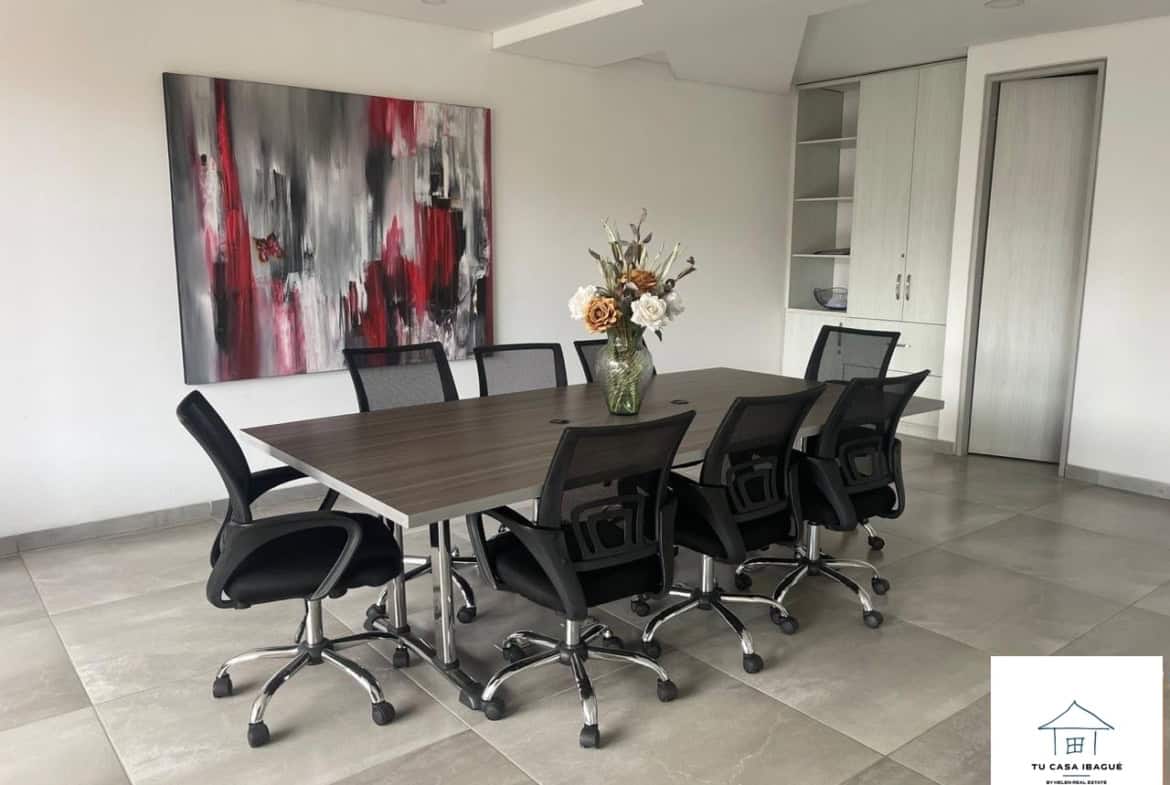 Oficina en Piedrapintada Alta, Ibagué, con mobiliario moderno y espacio amplio.