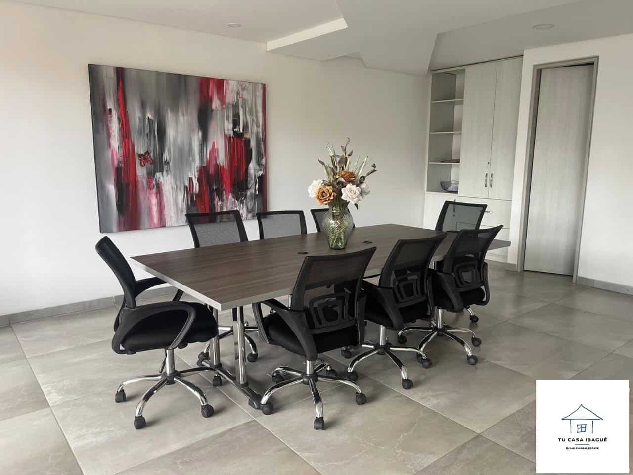 Oficina en Piedrapintada Alta, Ibagué, con mobiliario moderno y espacio amplio.