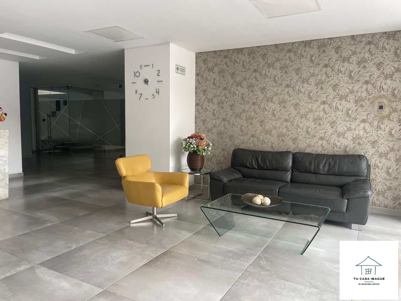 Apartamento en venta en Piedrapintada Alta, Ibagué, con sala moderna y decoración elegante.