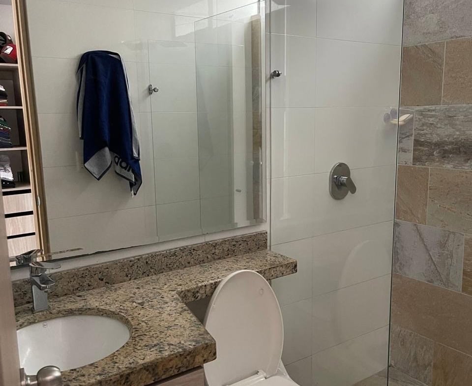 Baño amplio y funcional en Piedrapintada Alta, Ibagué, con ducha y acabados de calidad.