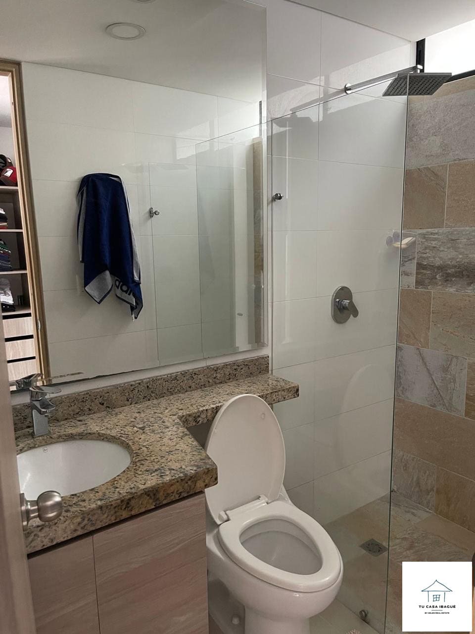 Baño amplio y funcional en Piedrapintada Alta, Ibagué, con ducha y acabados de calidad.