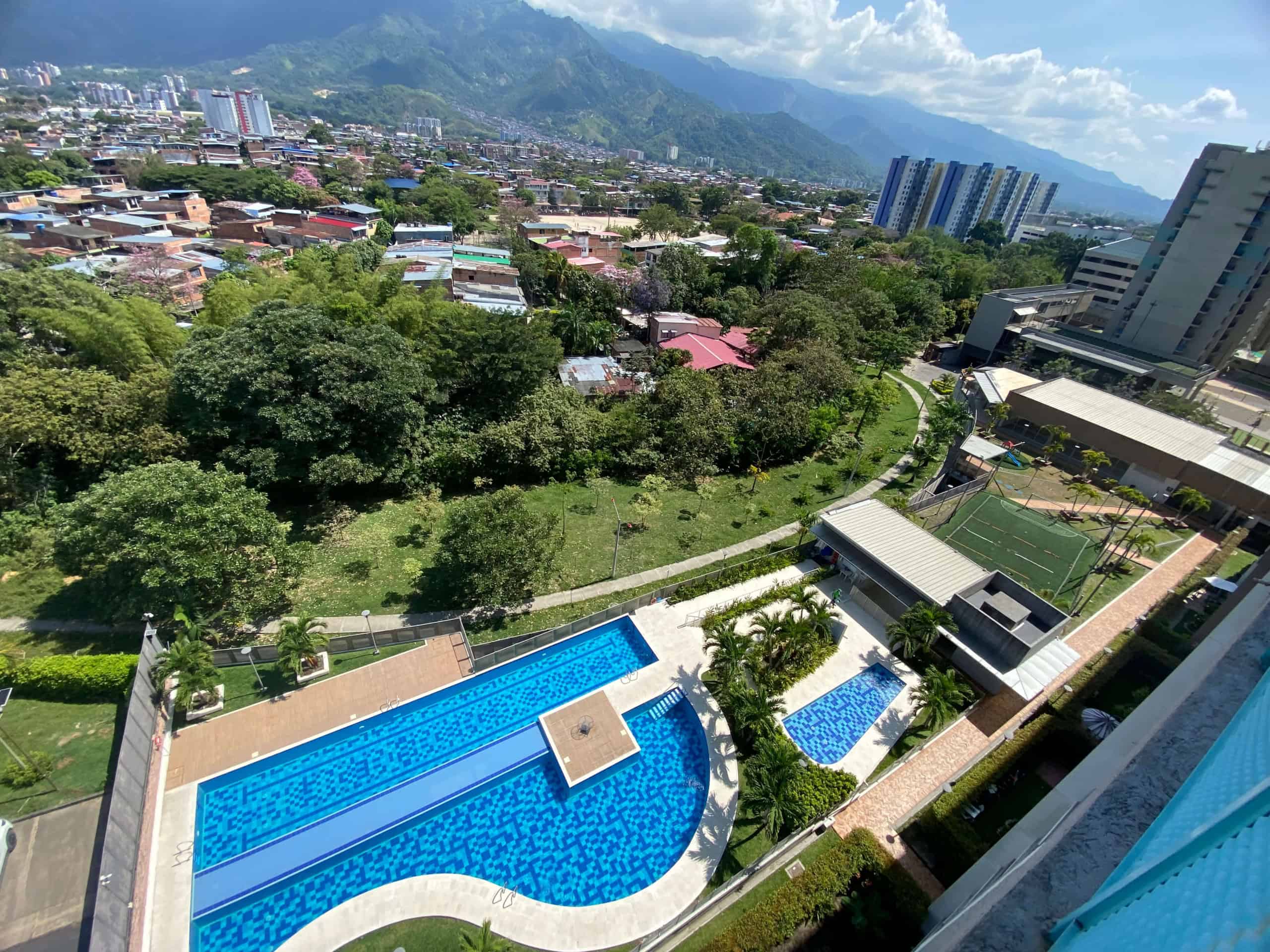 Amplio apartamento con vista a la ciudad y piscina en Florida Reservada, ideal para vivir en un ento.