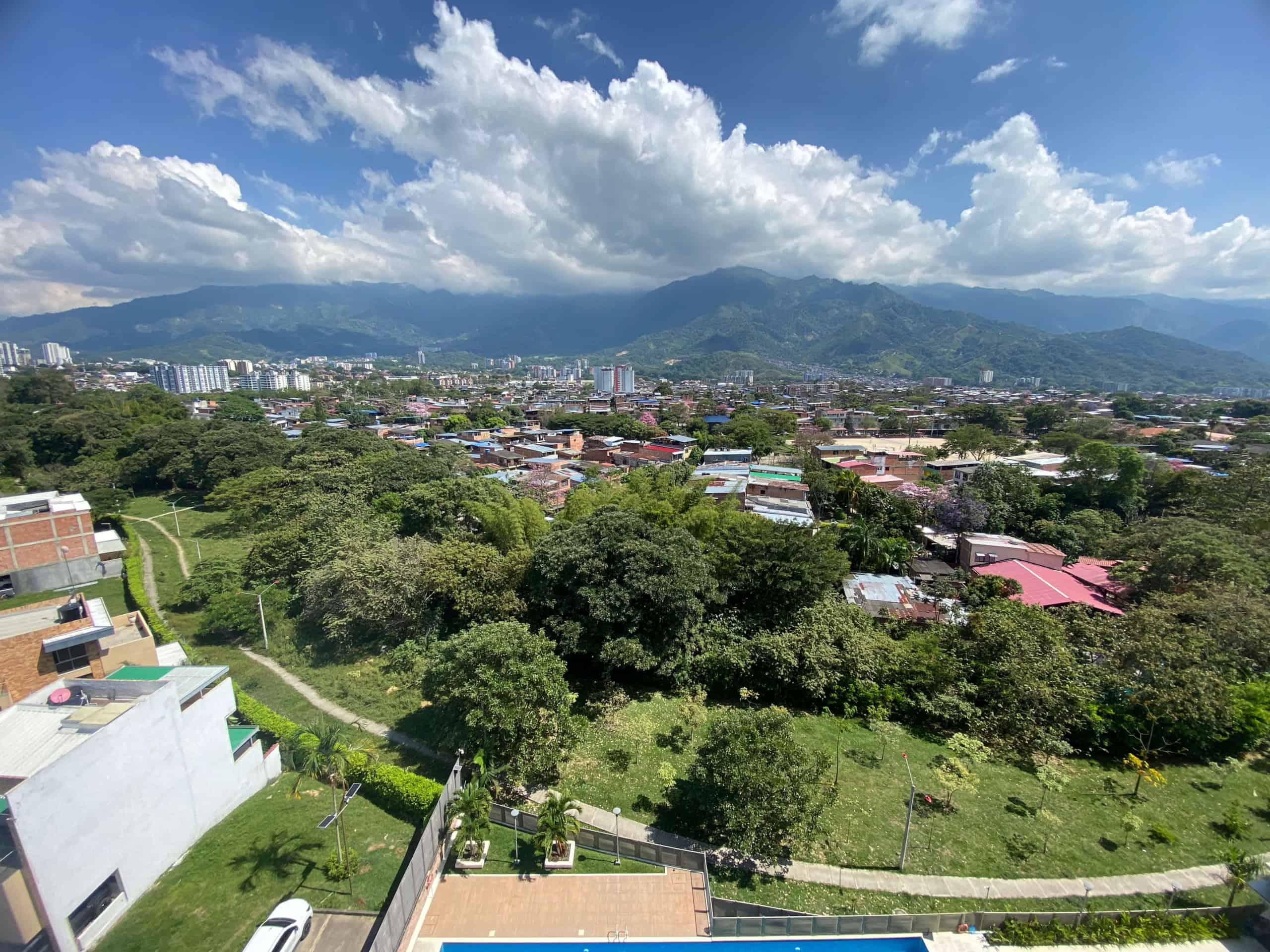 Vistas panorámicas de Ibagué desde un apartamento en venta en Florida Reservada, con naturaleza y mo.