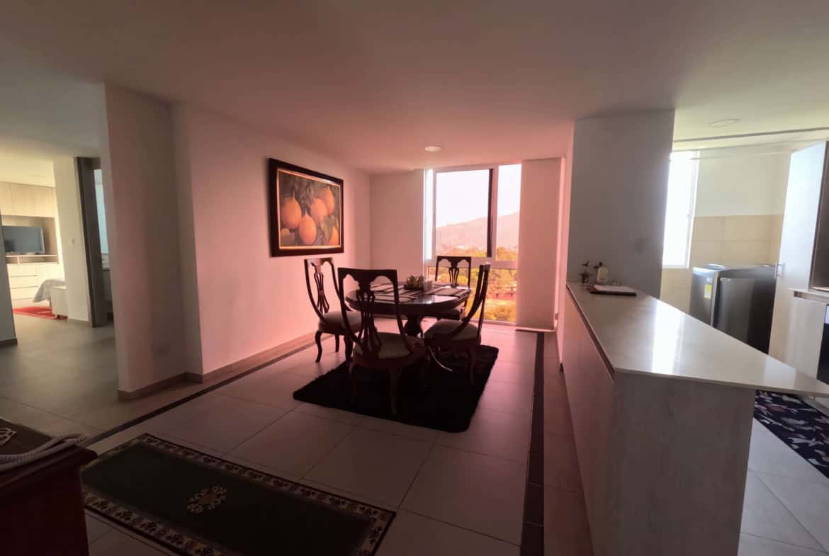 Apartamento amplio en Calambeo, Ibagué, con sala comedor y vista panorámica.