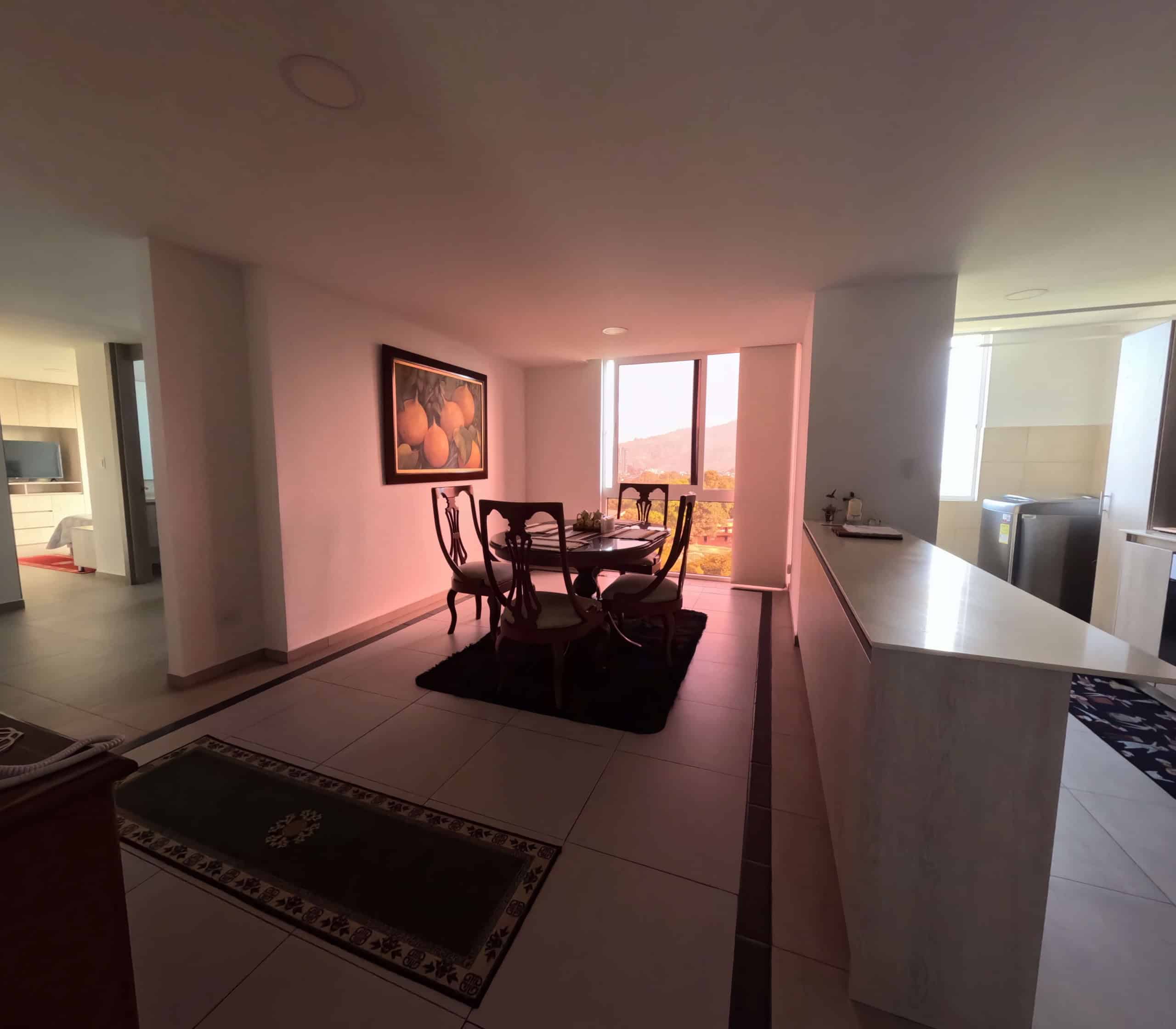 Apartamento amplio en Calambeo, Ibagué, con sala comedor y vista panorámica.