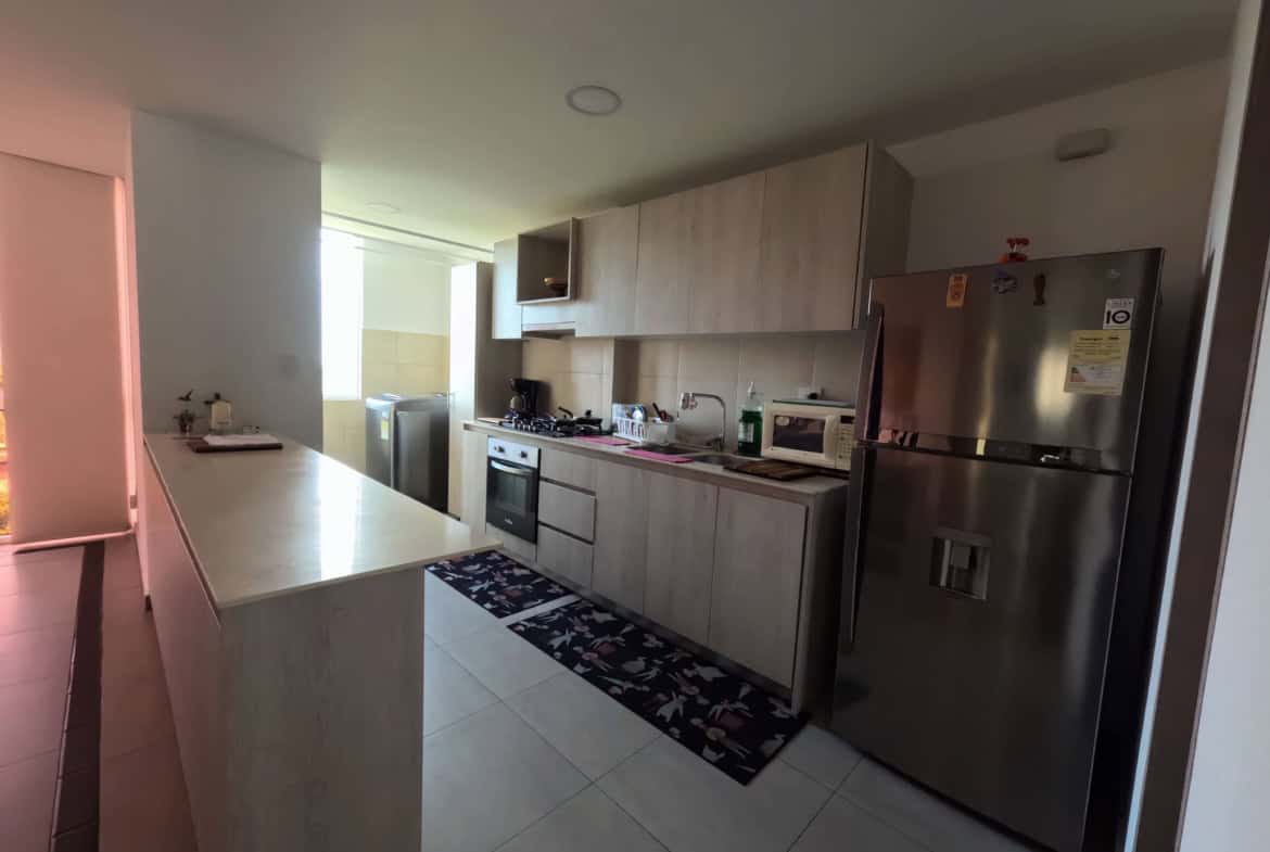 Apartamento moderno en Calambeo, Ibagué, con 200m2, cocina equipada y espacios amplios.