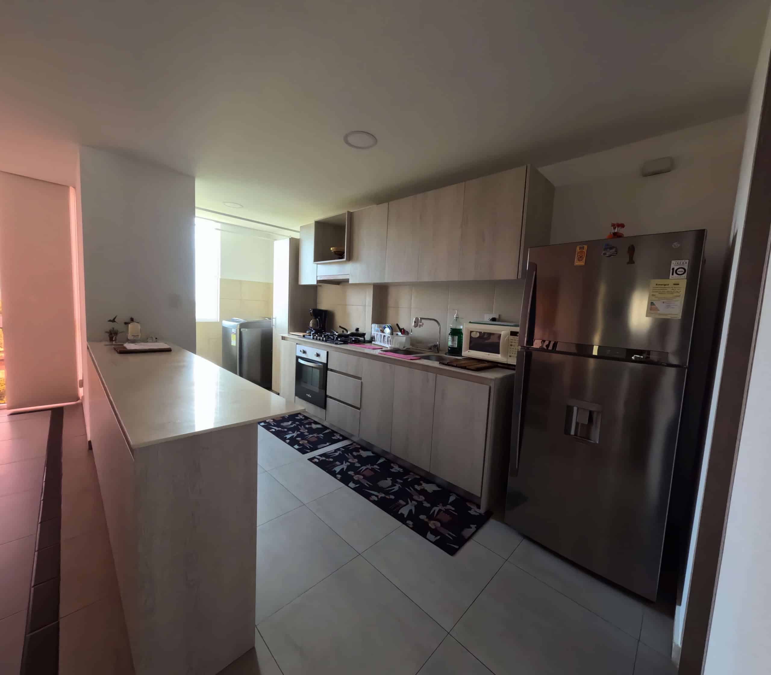 Apartamento moderno en Calambeo, Ibagué, con 200m2, cocina equipada y espacios amplios.