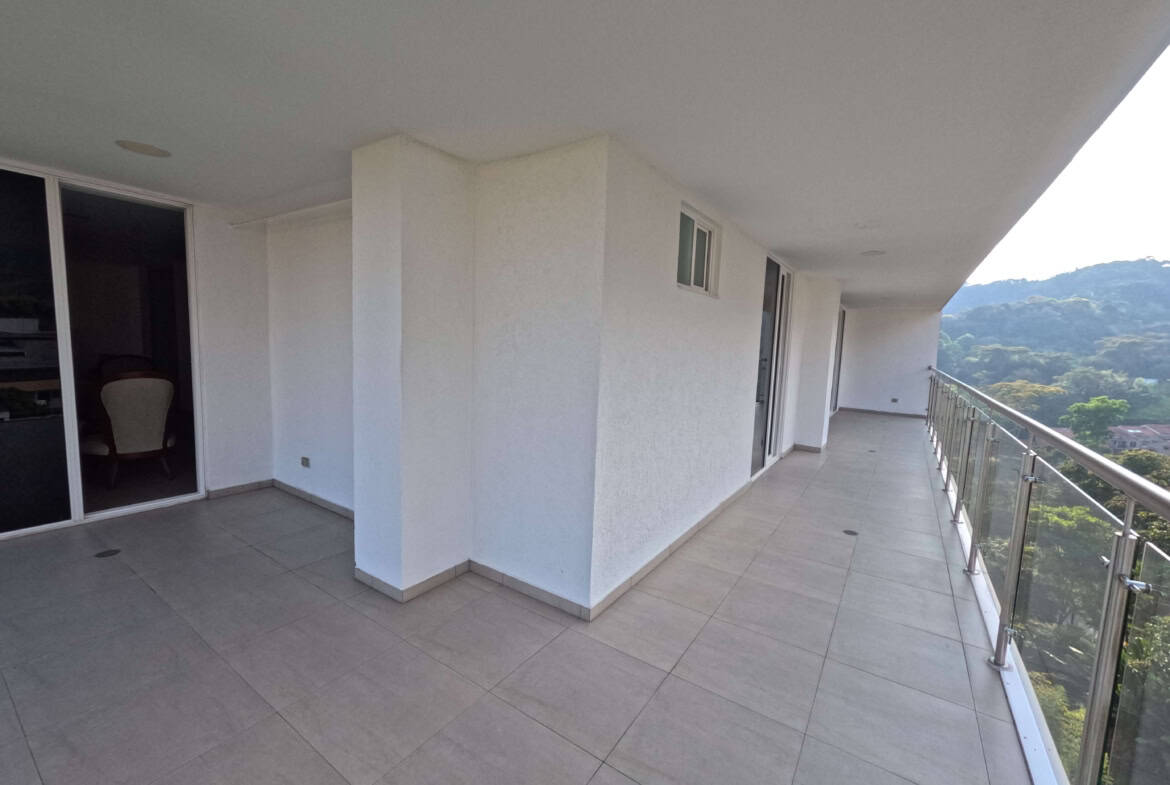 Balcón exterior de apartamento en Calambeo, Ibagué, con vista panorámica y espacio para relajarse.
