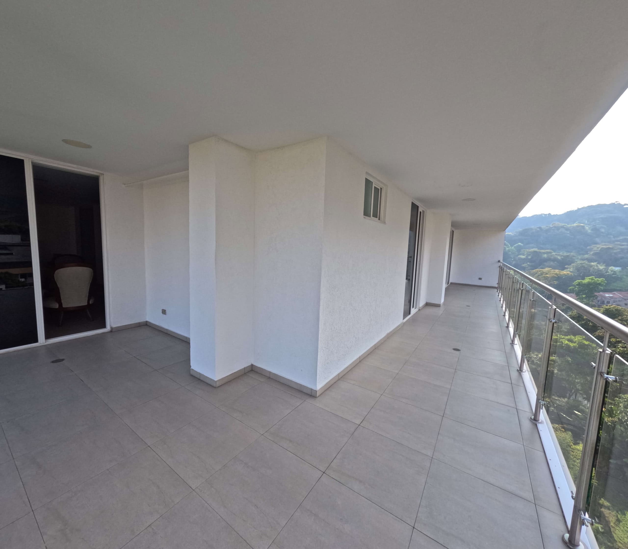 Balcón exterior de apartamento en Calambeo, Ibagué, con vista panorámica y espacio para relajarse.