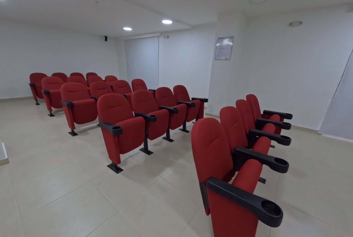 Sillas cómodas en sala de conferencias moderna en Ibagué.