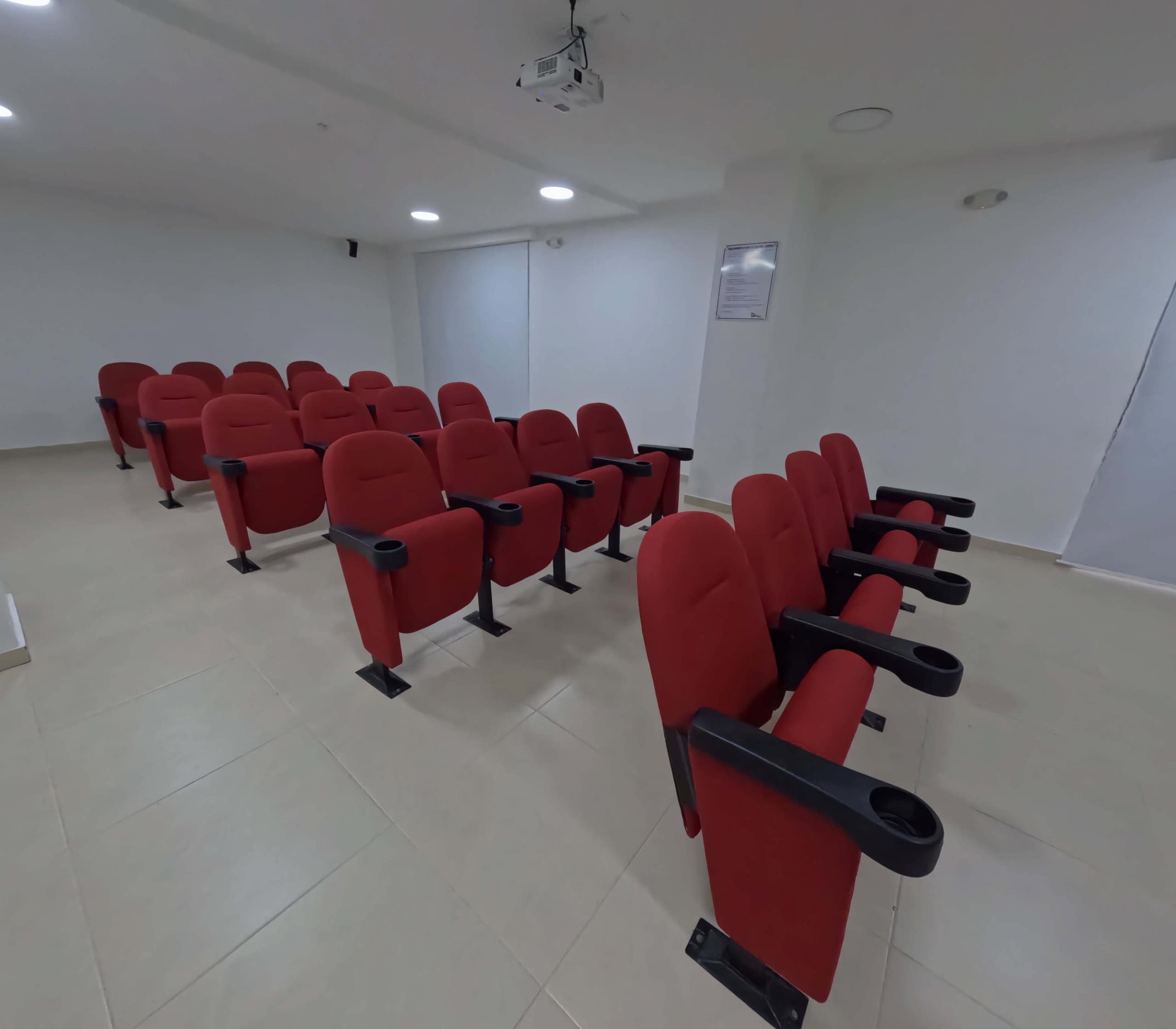 Sillas cómodas en sala de conferencias moderna en Ibagué.