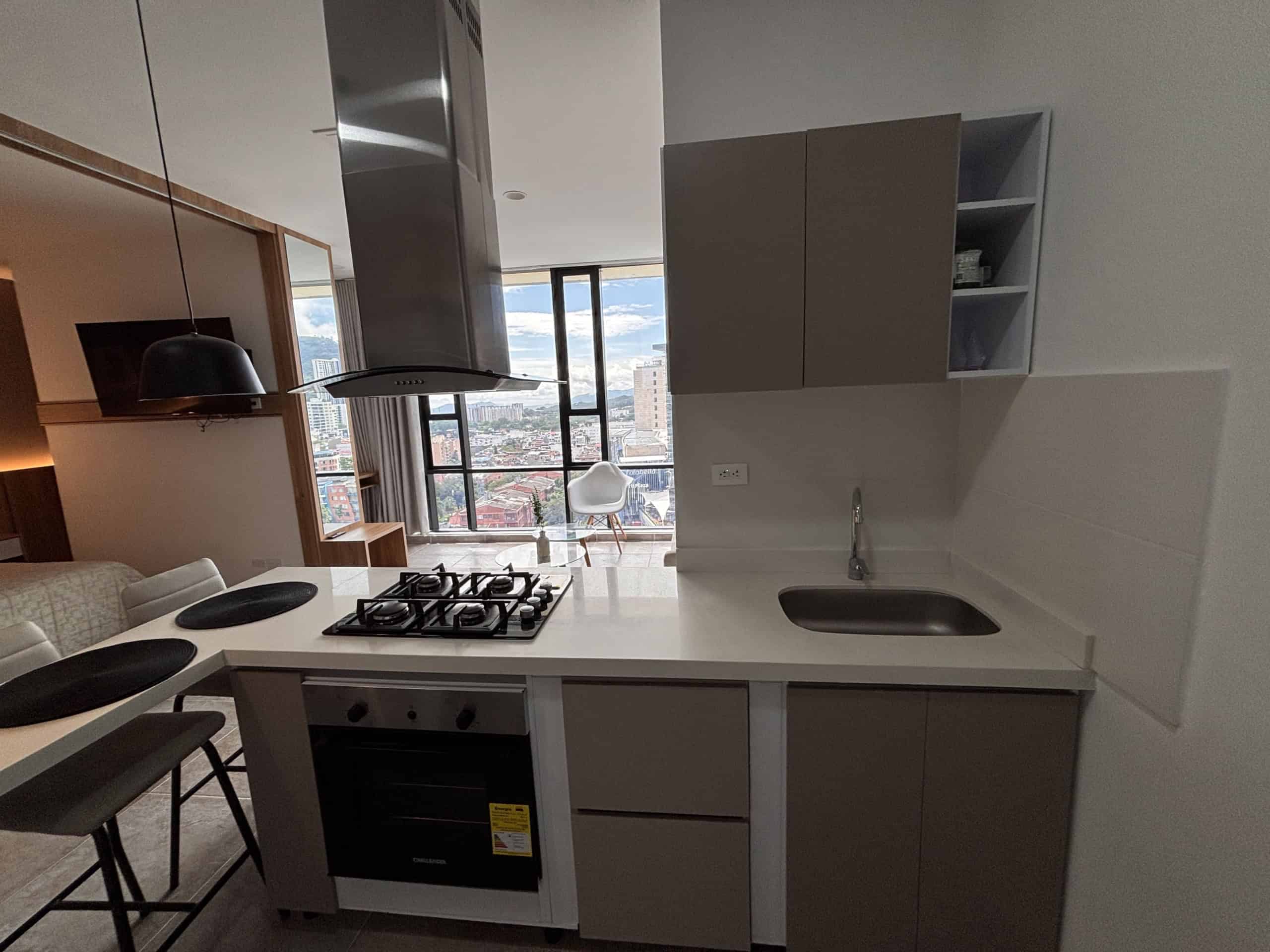 Apartamento en venta con cocina moderna y vista panorámica.