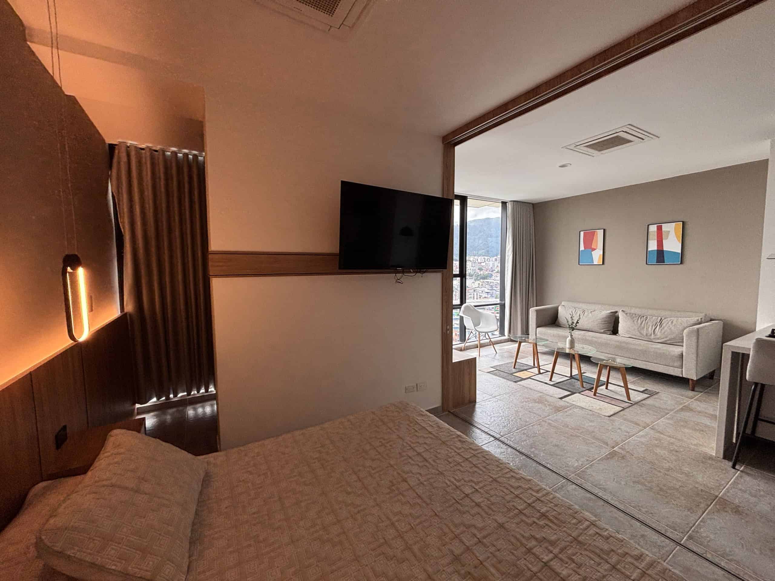 Apartamento moderno en Milla de Oro, Ibagué, con sala, comedor y vista panorámica.