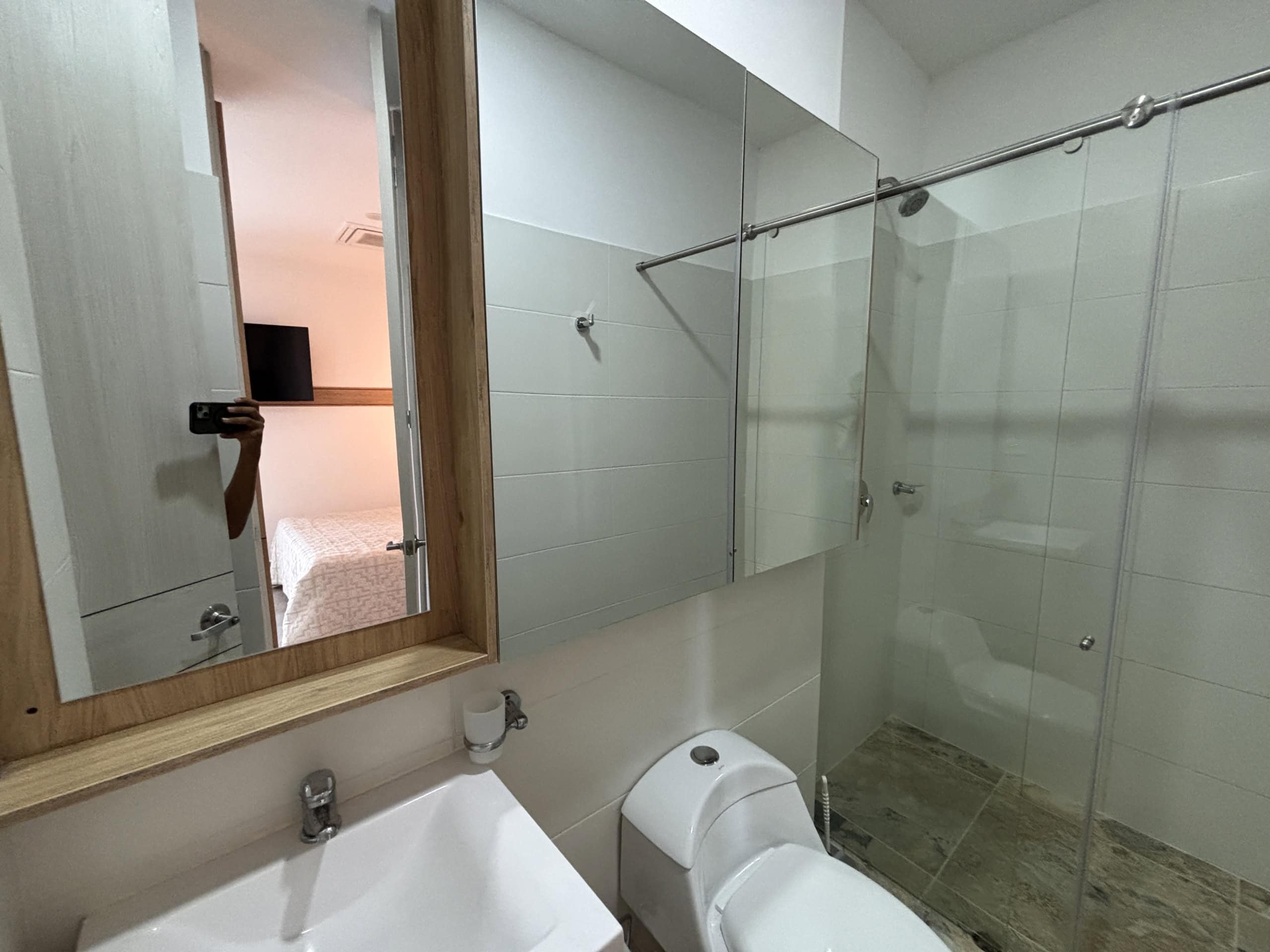 Apartamento en venta en edificio RFP, Milla de Oro, Ibagué, con baño y ducha moderna.
