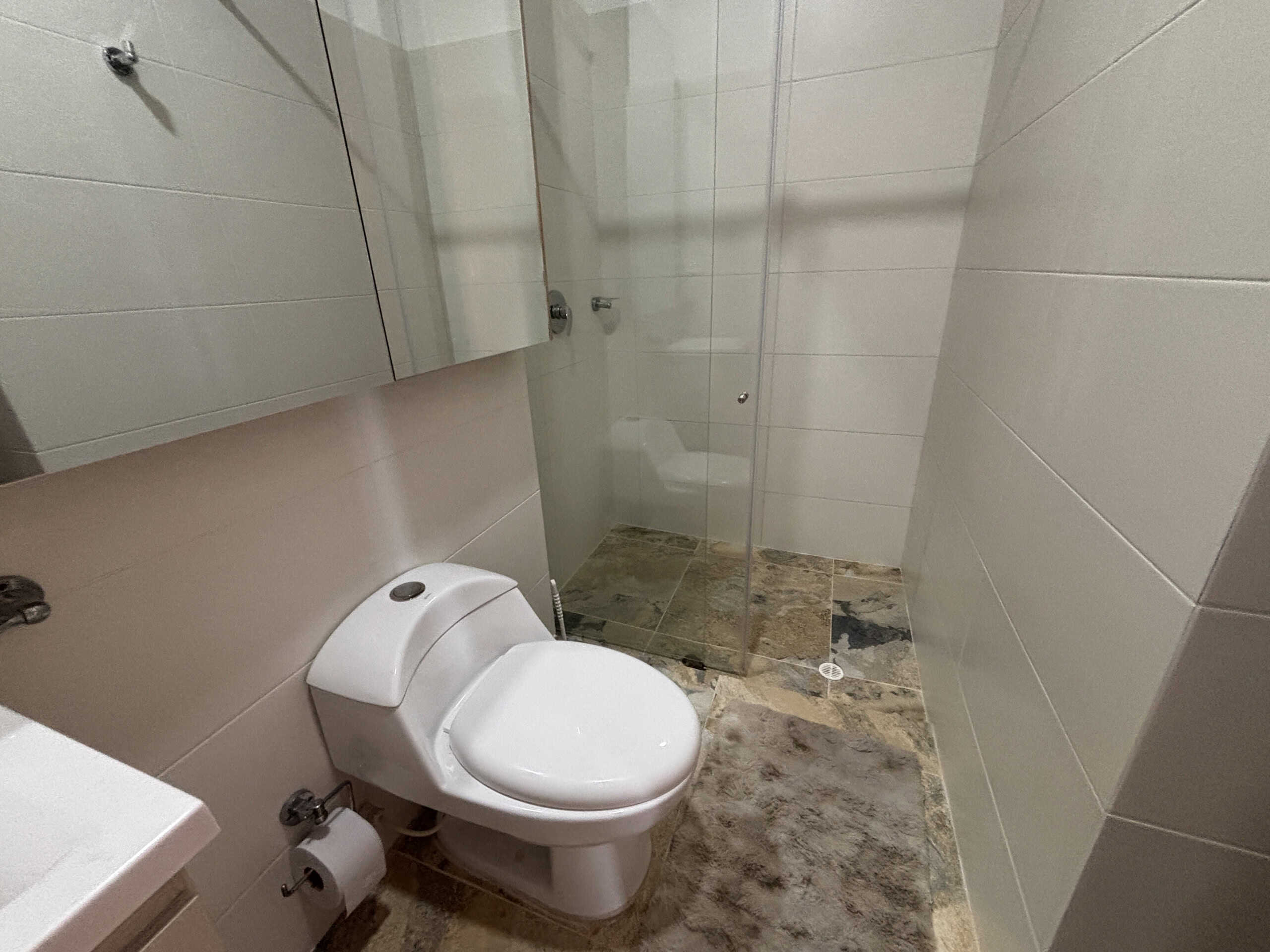 Baño en apartamento en venta en Milla de Oro, Edificio RFP, con ducha y acabados elegantes.