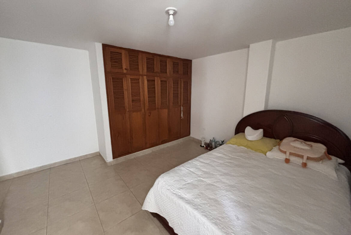 Apartamento en venta en Piedrapintada con habitación espaciosa y armario empotrado.