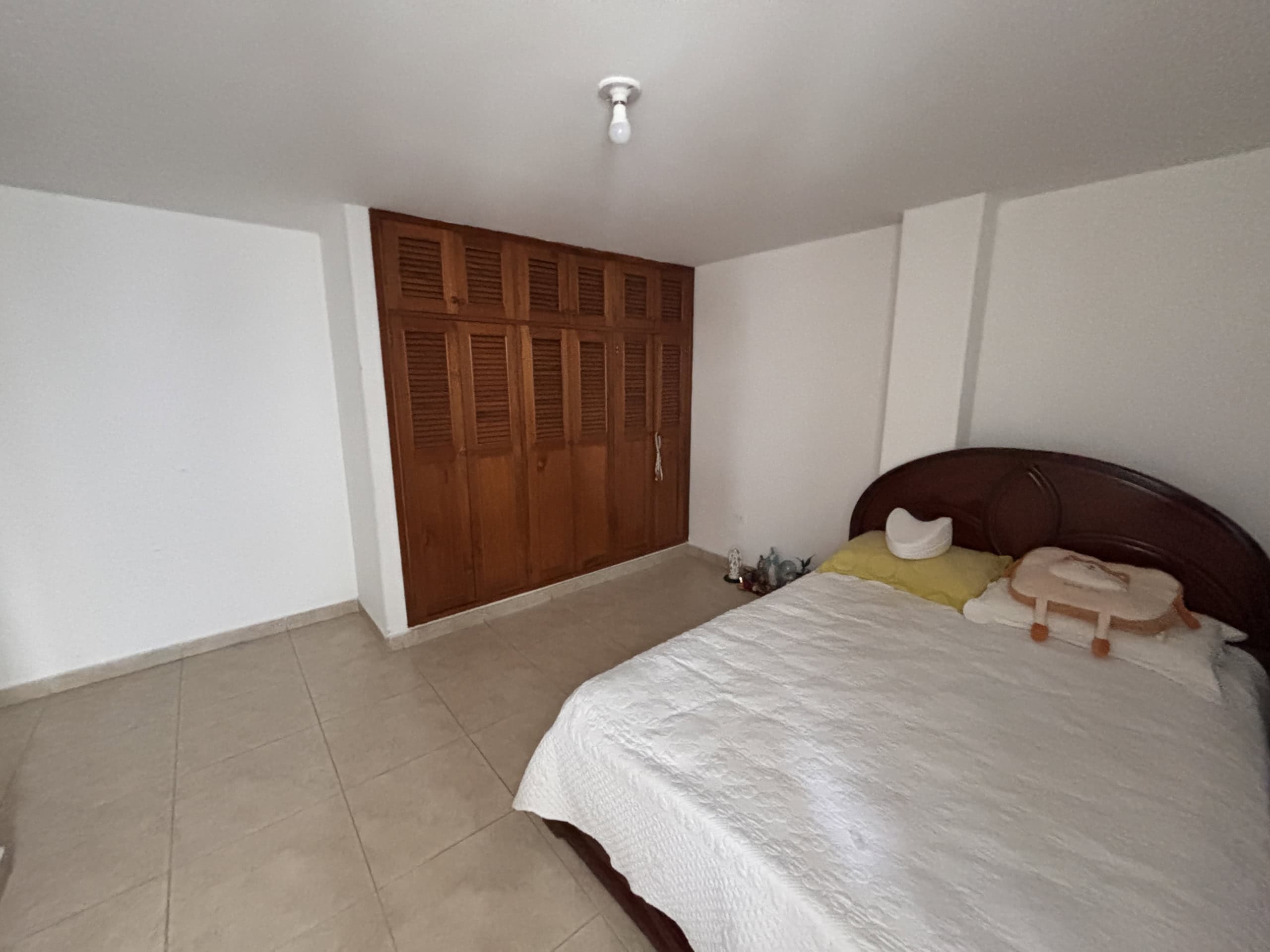 Apartamento en venta en Piedrapintada con habitación espaciosa y armario empotrado.
