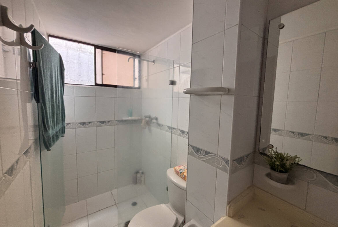 Apartamento en venta en Piedrapintada con baño y vista a la ciudad.