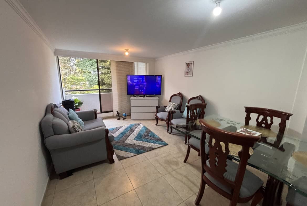 Apartamento en Piedrapintada con sala, comedor y vista a la naturaleza.