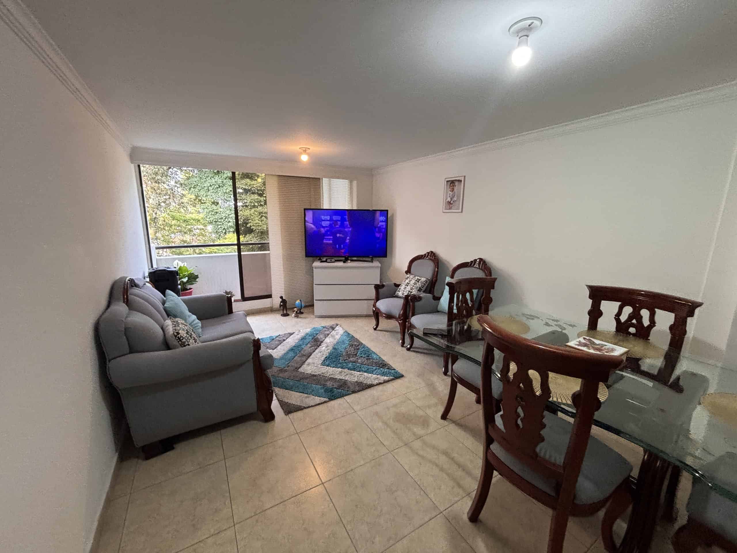 Apartamento en Piedrapintada con sala, comedor y vista a la naturaleza.