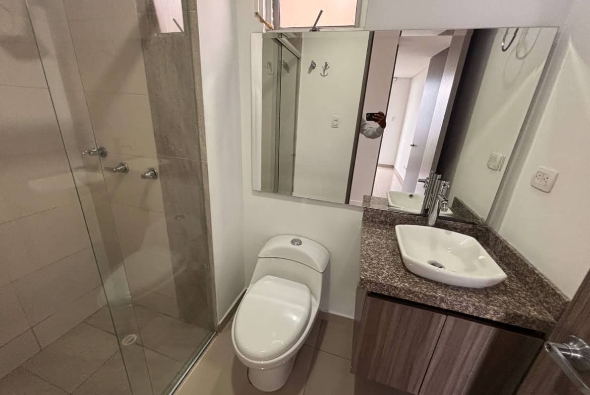 Baño completo en apartamento en Florida Reservada, Ibagué.
