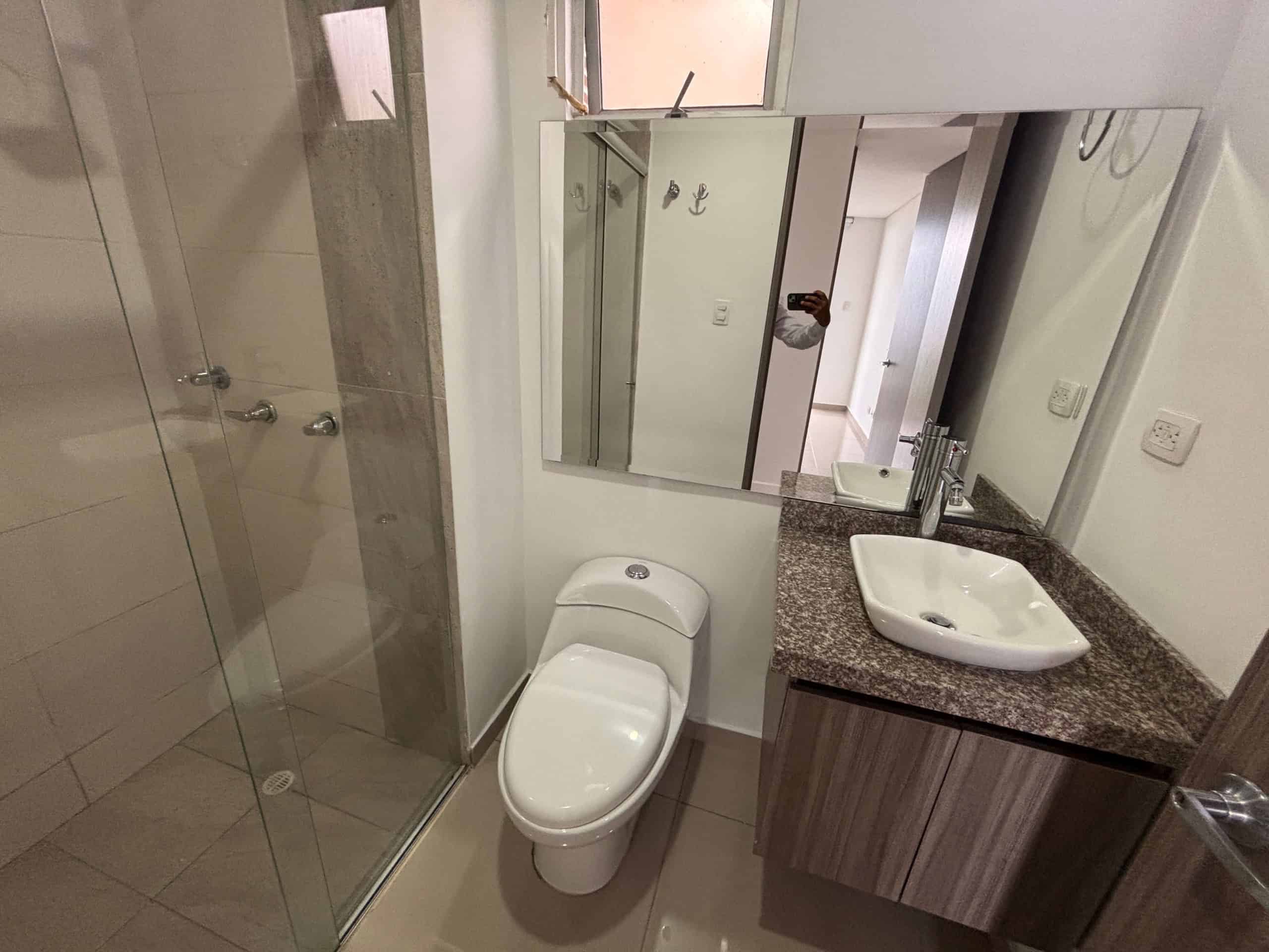 Baño completo en apartamento en Florida Reservada, Ibagué.