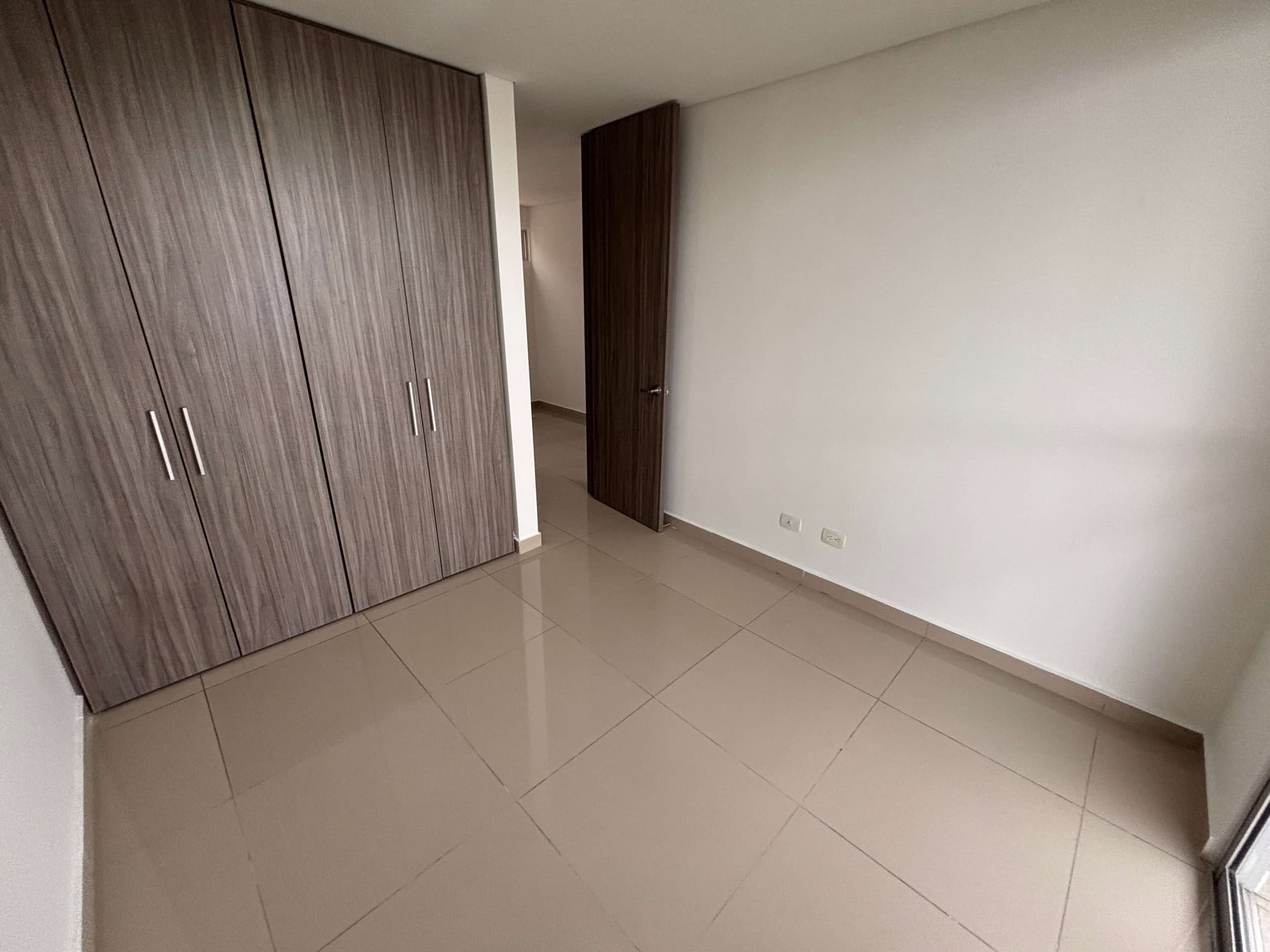 Apartamento en venta en Florida Reservada, Ibagué, con armario empotrado y espacio amplio.