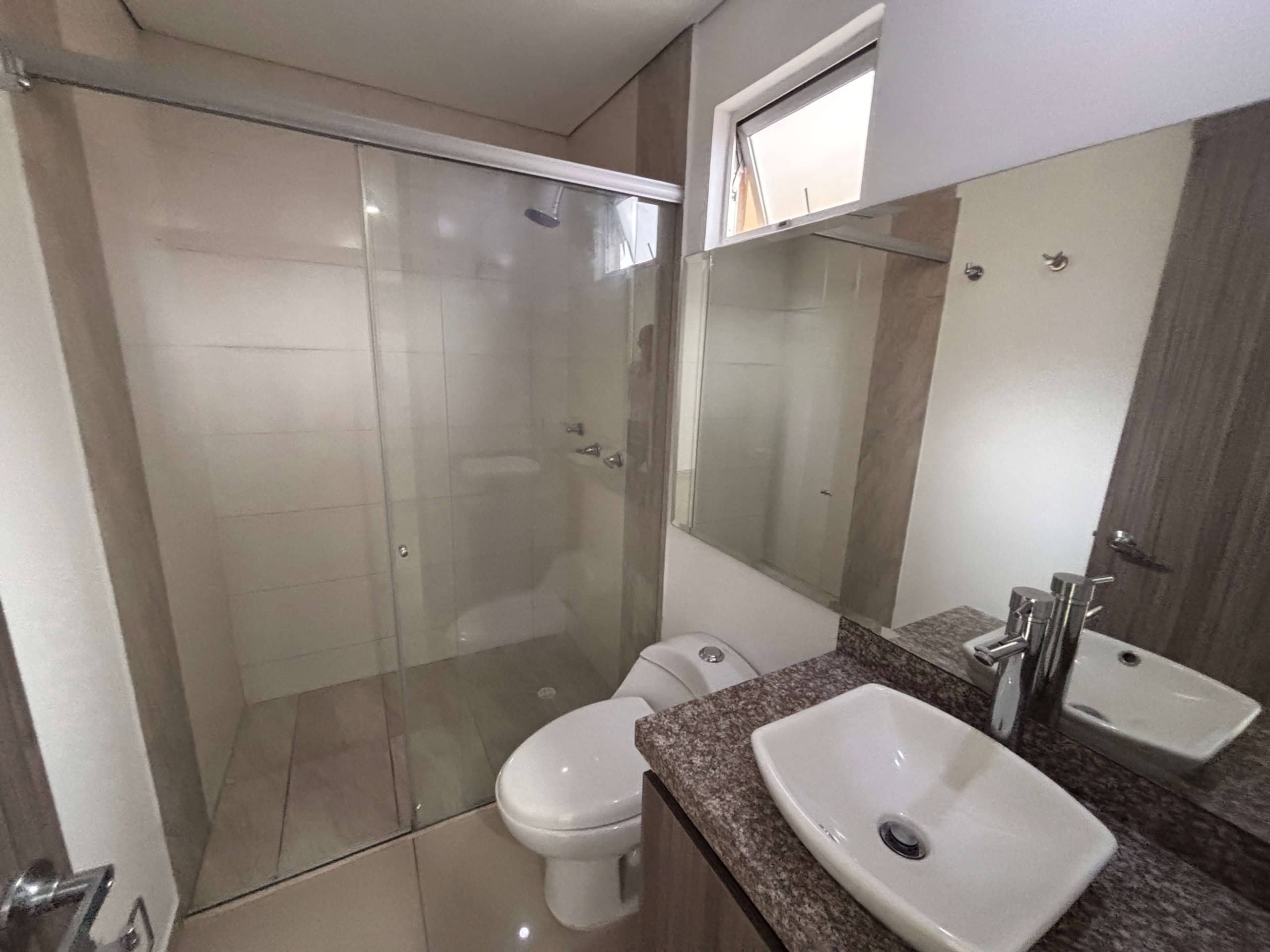 Amplio apartamento en venta en Florida Reservada, Ibagué, con baño, ducha y espacio cómodo.