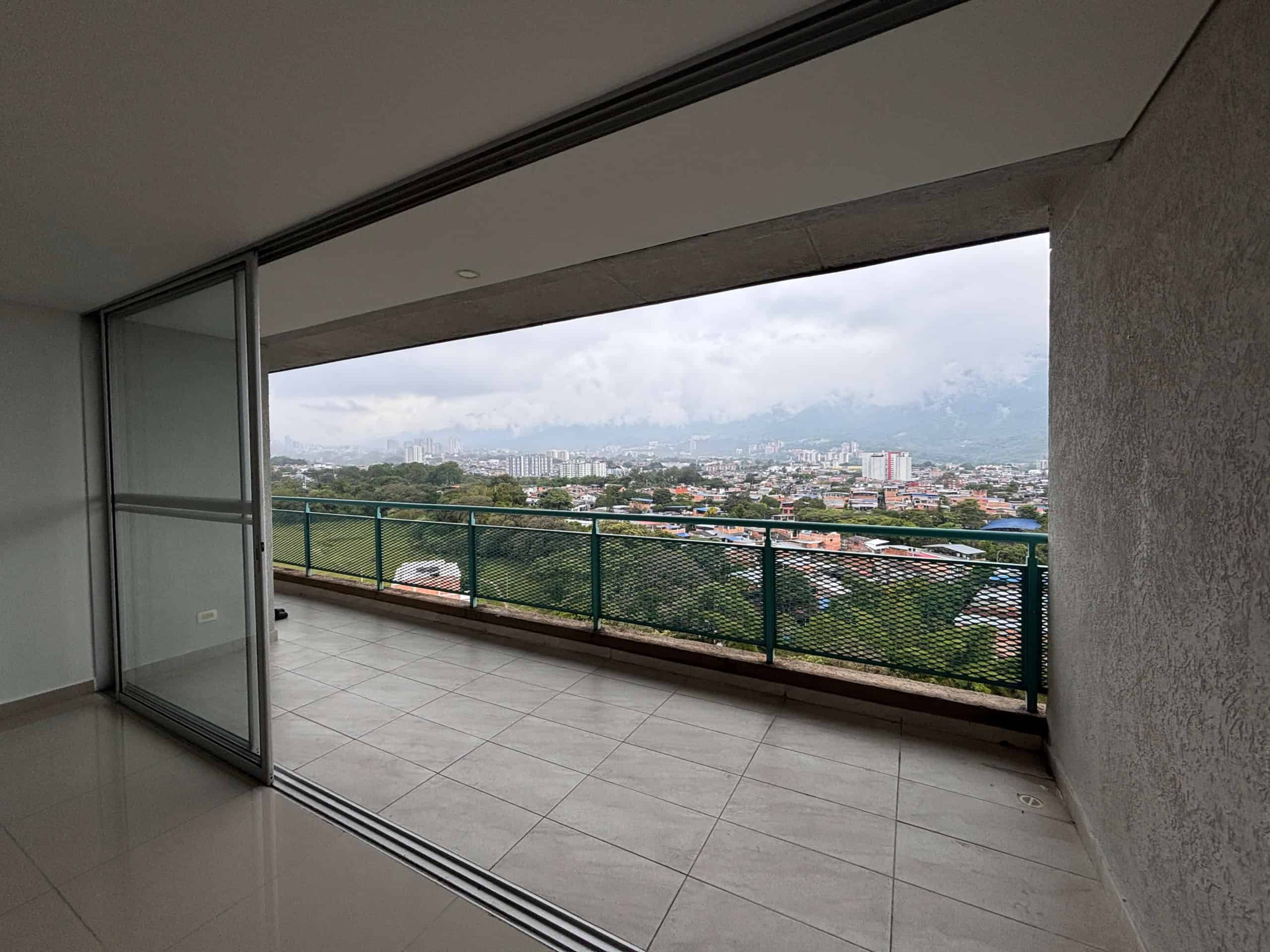 Vistas panorámicas desde balcón de apartamento en venta en Florida Reservada, Ibagué, con paisaje ur.