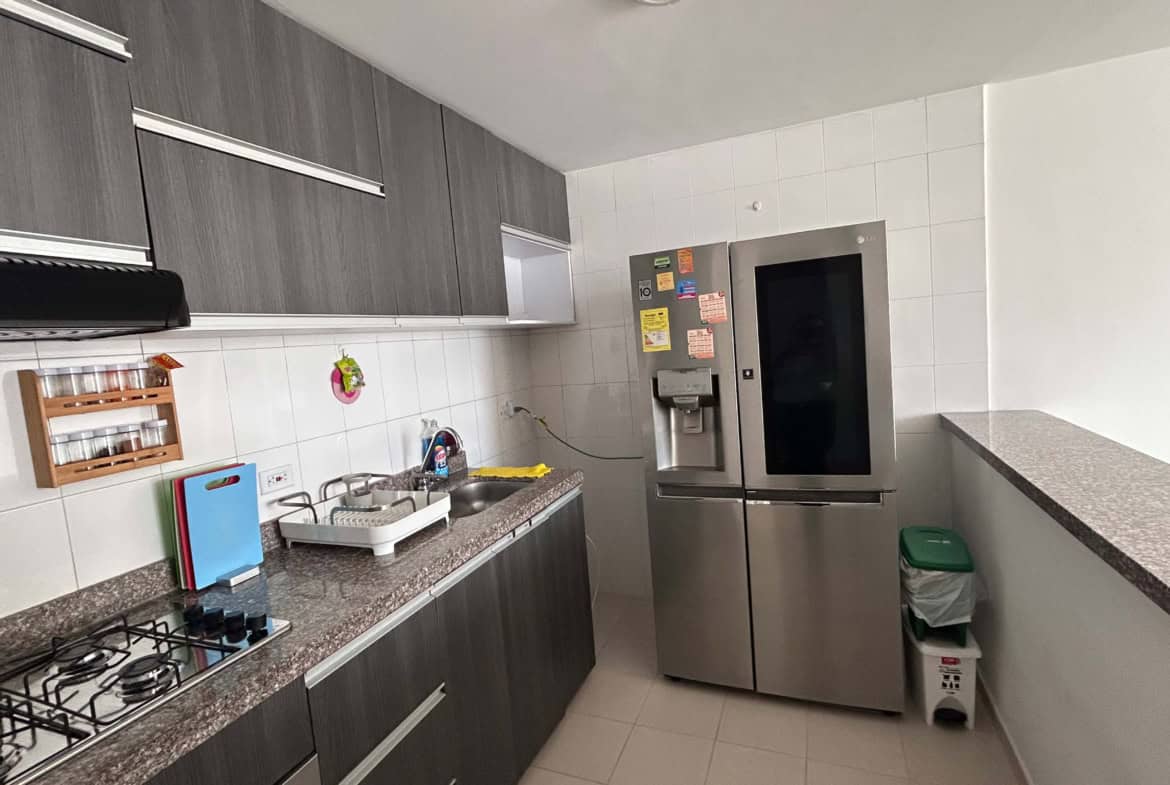 Cocina moderna en apartamento en Piedrapintada Alta, Ibagué, con electrodomésticos y espacio funcion.