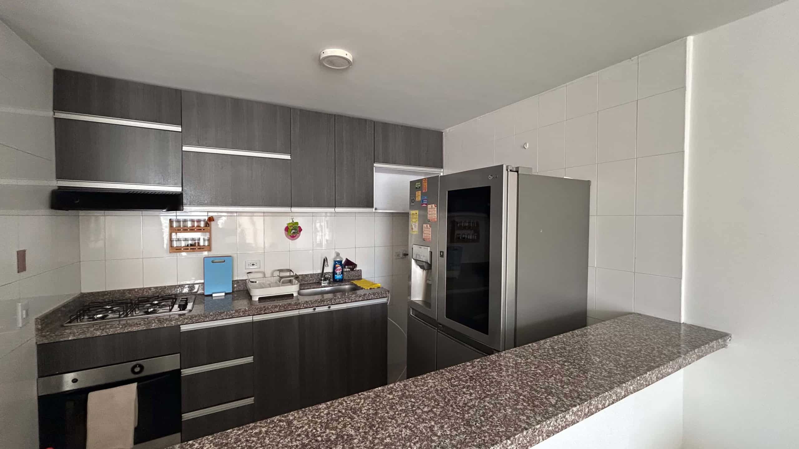 Modern kitchen en Piedrapintada Alta, Ibagué. Amplia cocina moderna en Piedrapintada Alta, ideal para vivir en Ibagué.