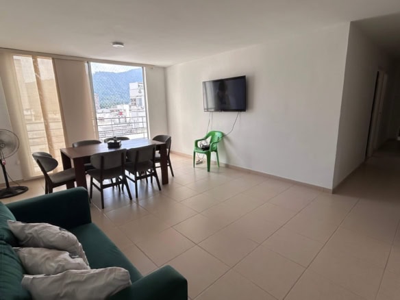 Amplio apartamento en Piedrapintada Alta, Ibagué, con sala, comedor y vista panorámica.