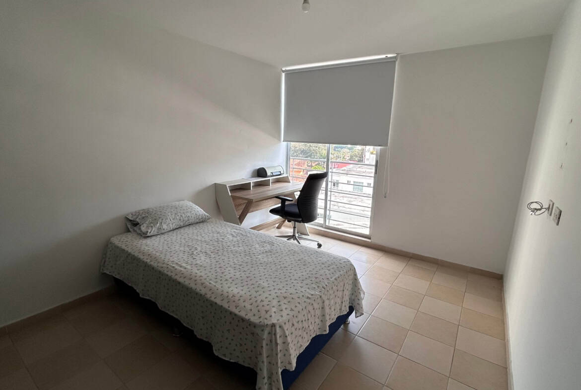 Apartamento en venta en Piedrapintada Alta, Ibagué, con habitación, escritorio y vista a la ciudad.