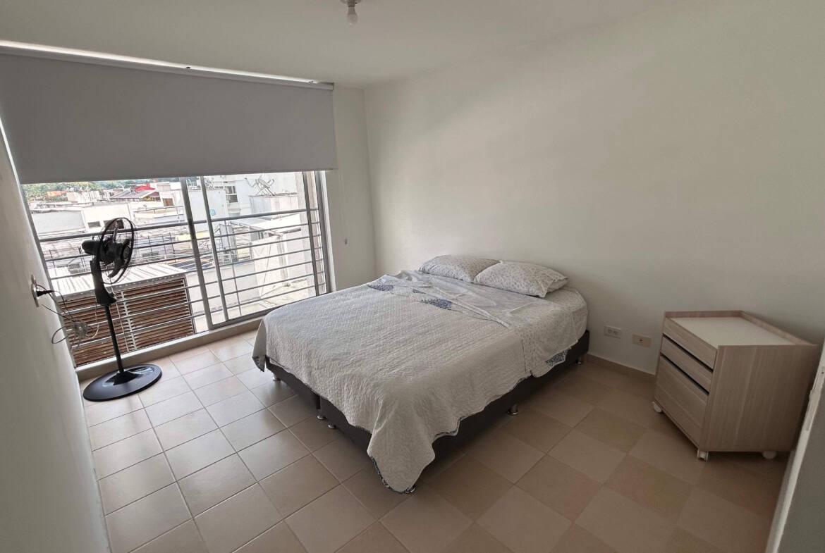 Imagen de un dormitorio en apartamento en venta en Piedrapintada Alta, Ibagué, con vista a la ciudad.