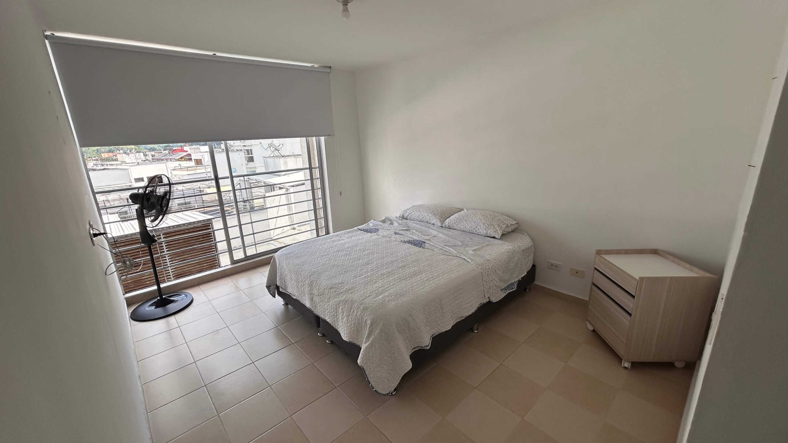 Apartamento Piedrapintada Alta Ibagué Imagen de un dormitorio en apartamento en venta en Piedrapintada Alta, Ibagué, con vista a la ciudad.