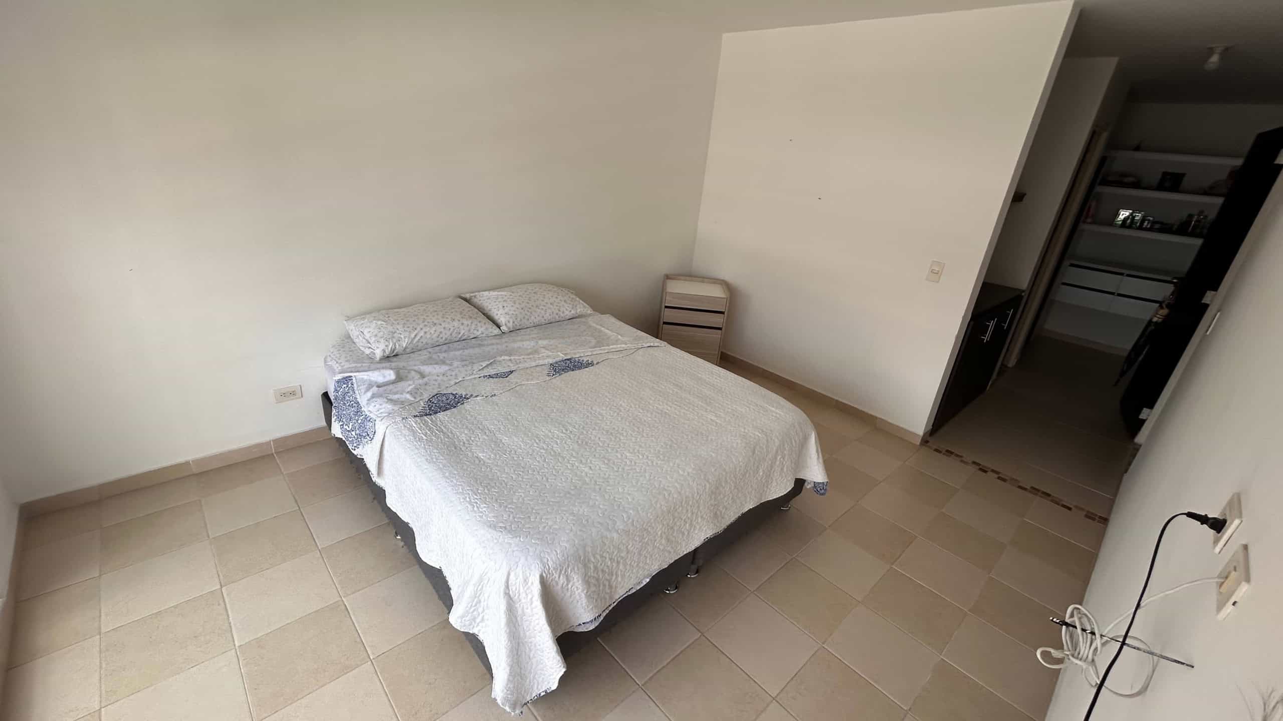 Apartamento Piedrapintada Alta Ibagué Imagen de un dormitorio en apartamento en venta en Piedrapintada Alta, Ibagué, con cama y mobiliario.