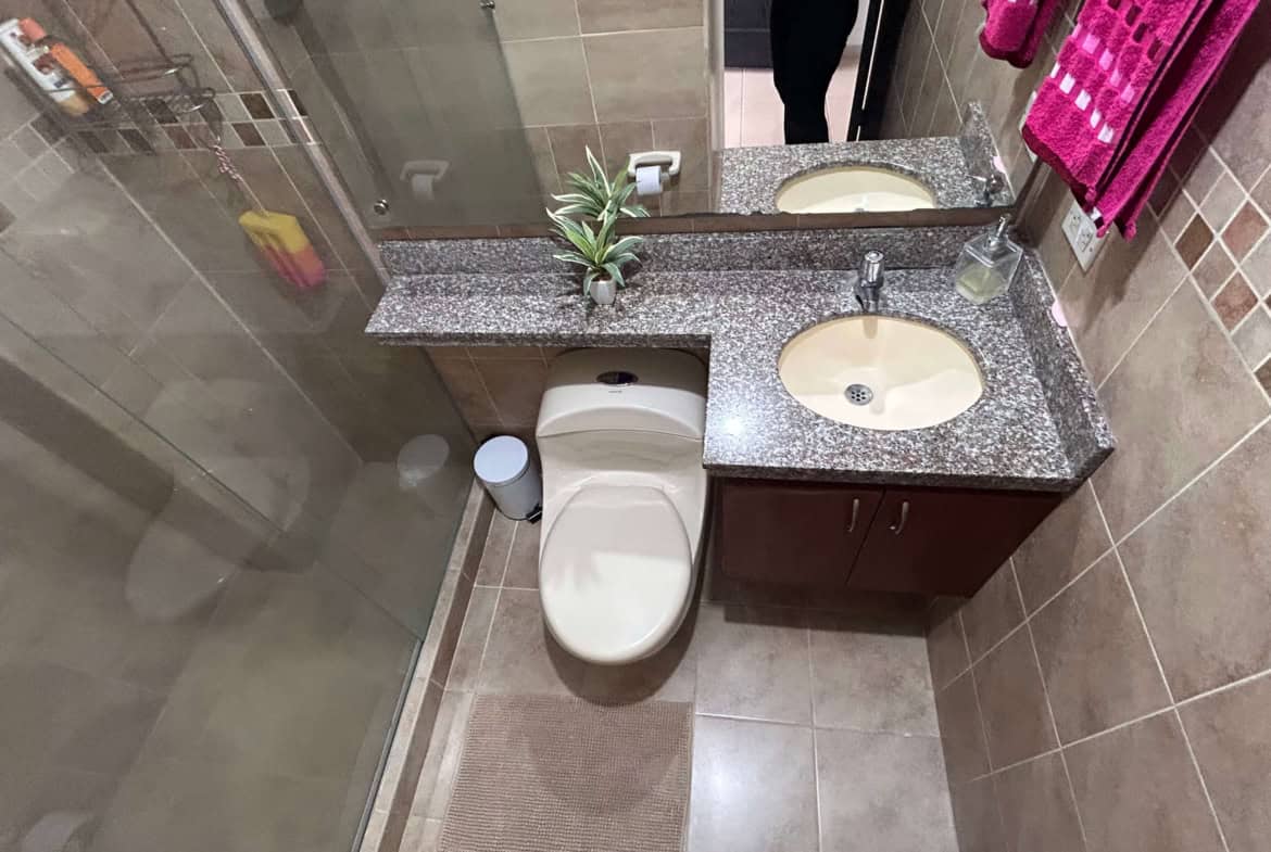 Amplio baño con lavamanos y ducha, ideal para vivienda en venta.