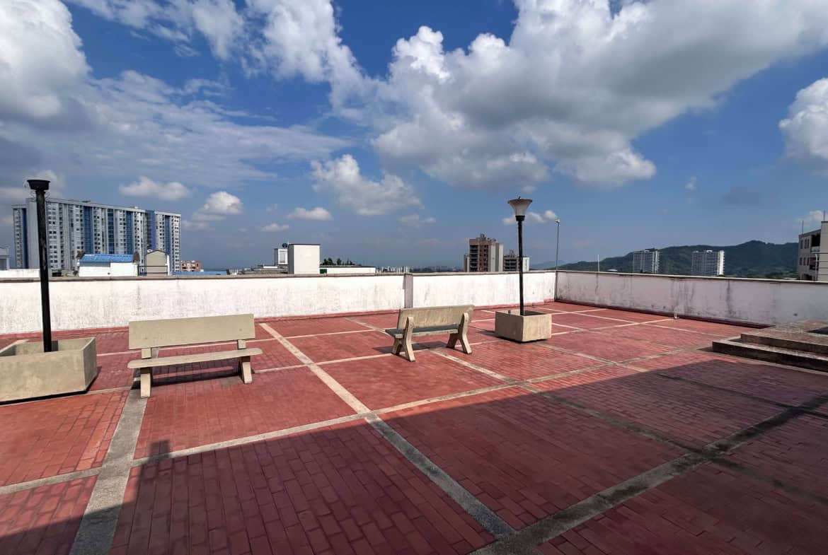 Terraza amplia en apartamento en venta en Piedrapintada Alta, Ibagué, con vista urbana y espacio par.