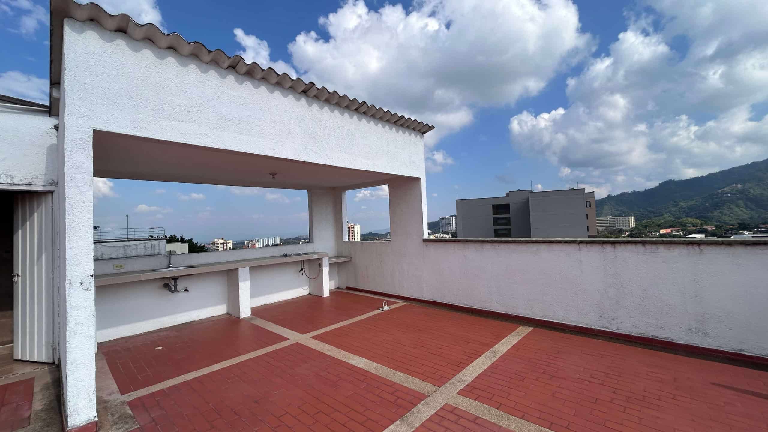 Vistas desde apartamento en Piedrapintada Alta Amplia terraza en Piedrapintada Alta, Ibagué, ideal para disfrutar de vistas panorámicas.