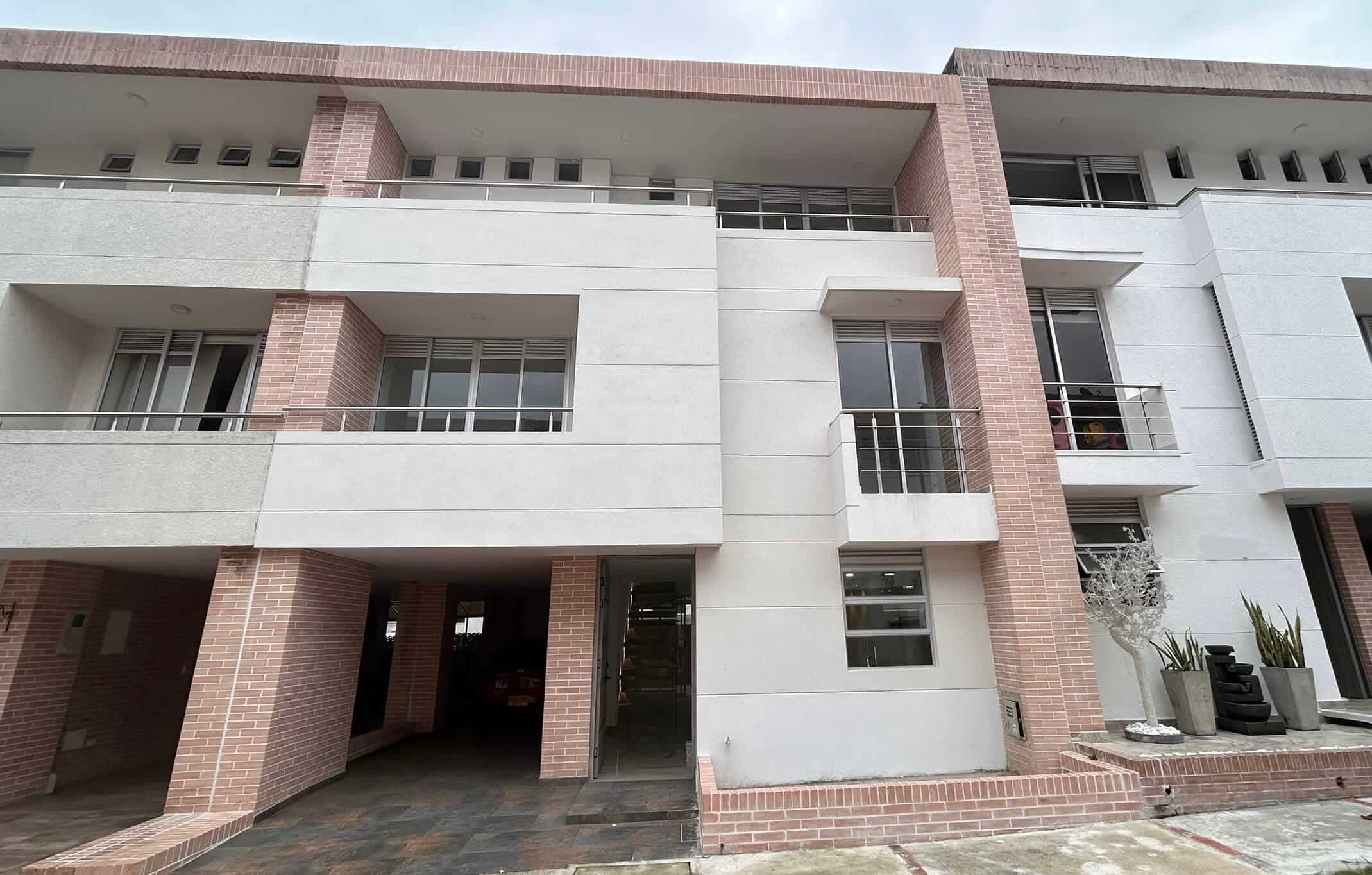 Casa en venta condominio La Samaria, Ibagué, con diseño contemporáneo y espacios amplios.