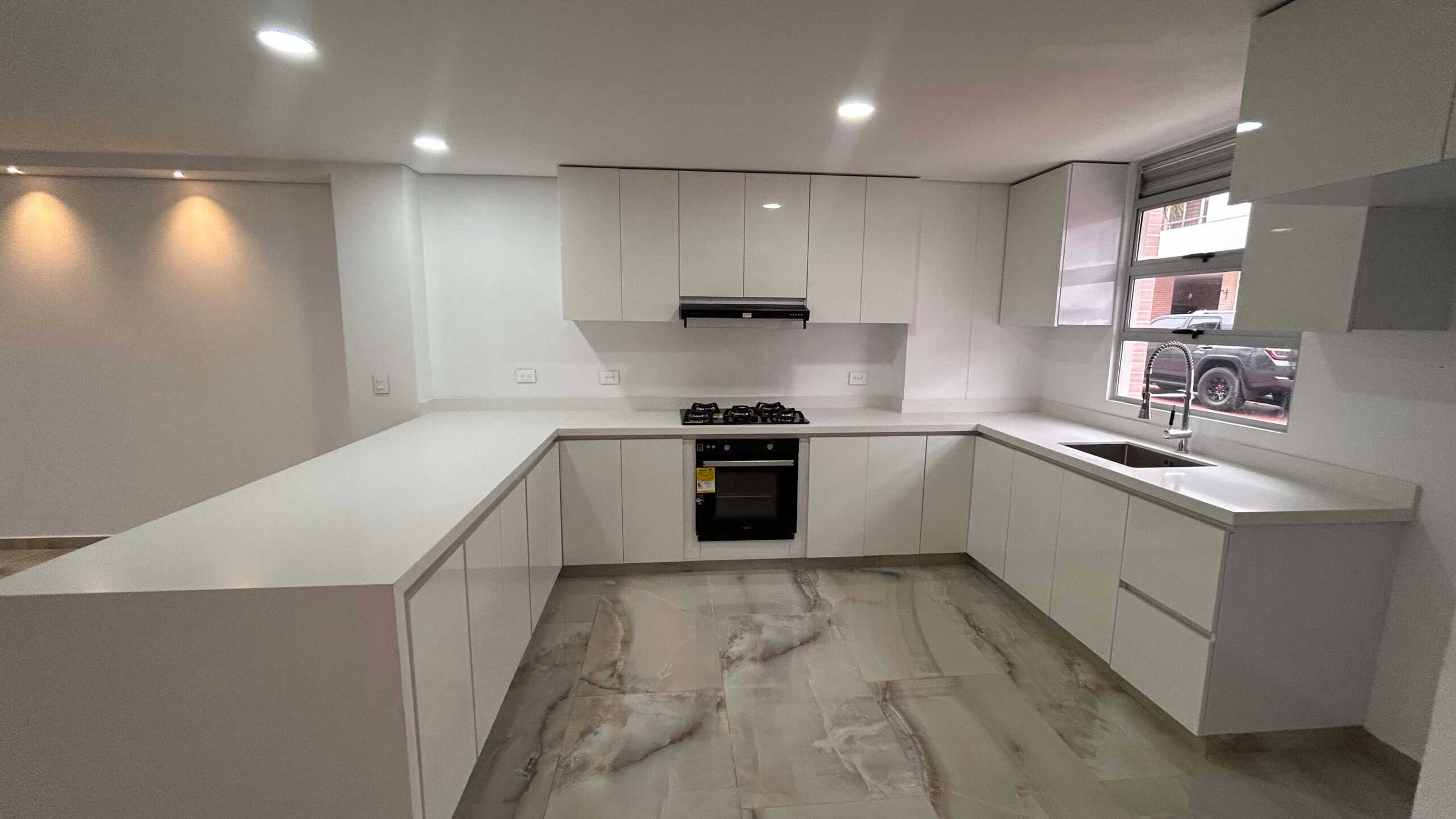 Imagen de cocina moderna en condominio La Samaria, Ibagué.