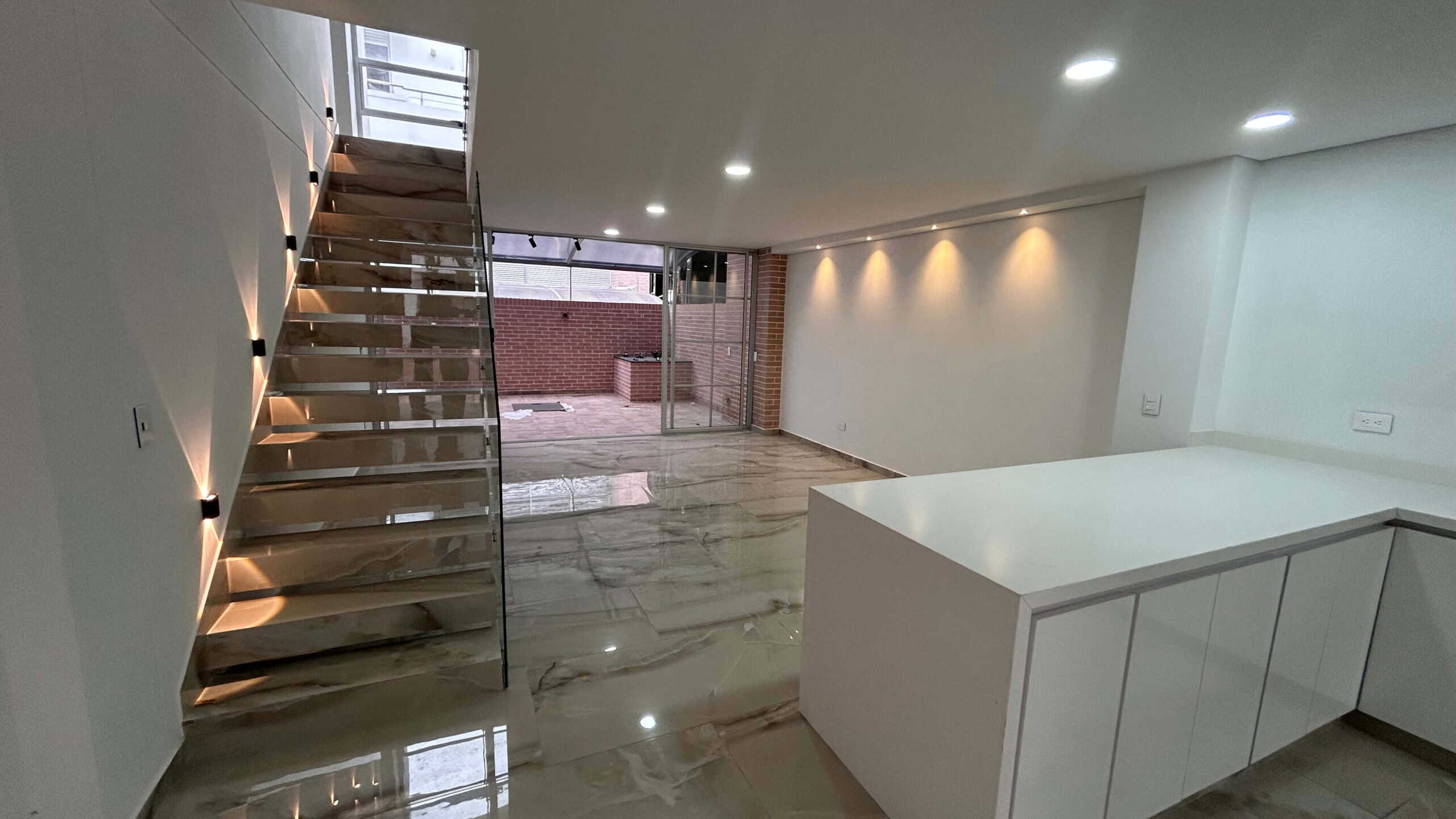 Amplia casa en venta en condominio La Samaria, Ibagué, con diseño contemporáneo y espacios luminosos.