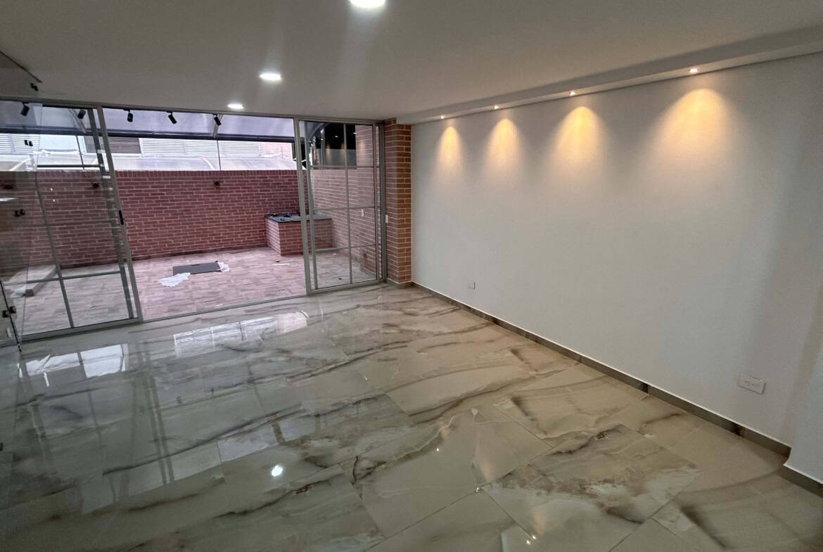 Amplia sala con pisos de mármol y gran iluminación natural en La Samaria, Ibagué.