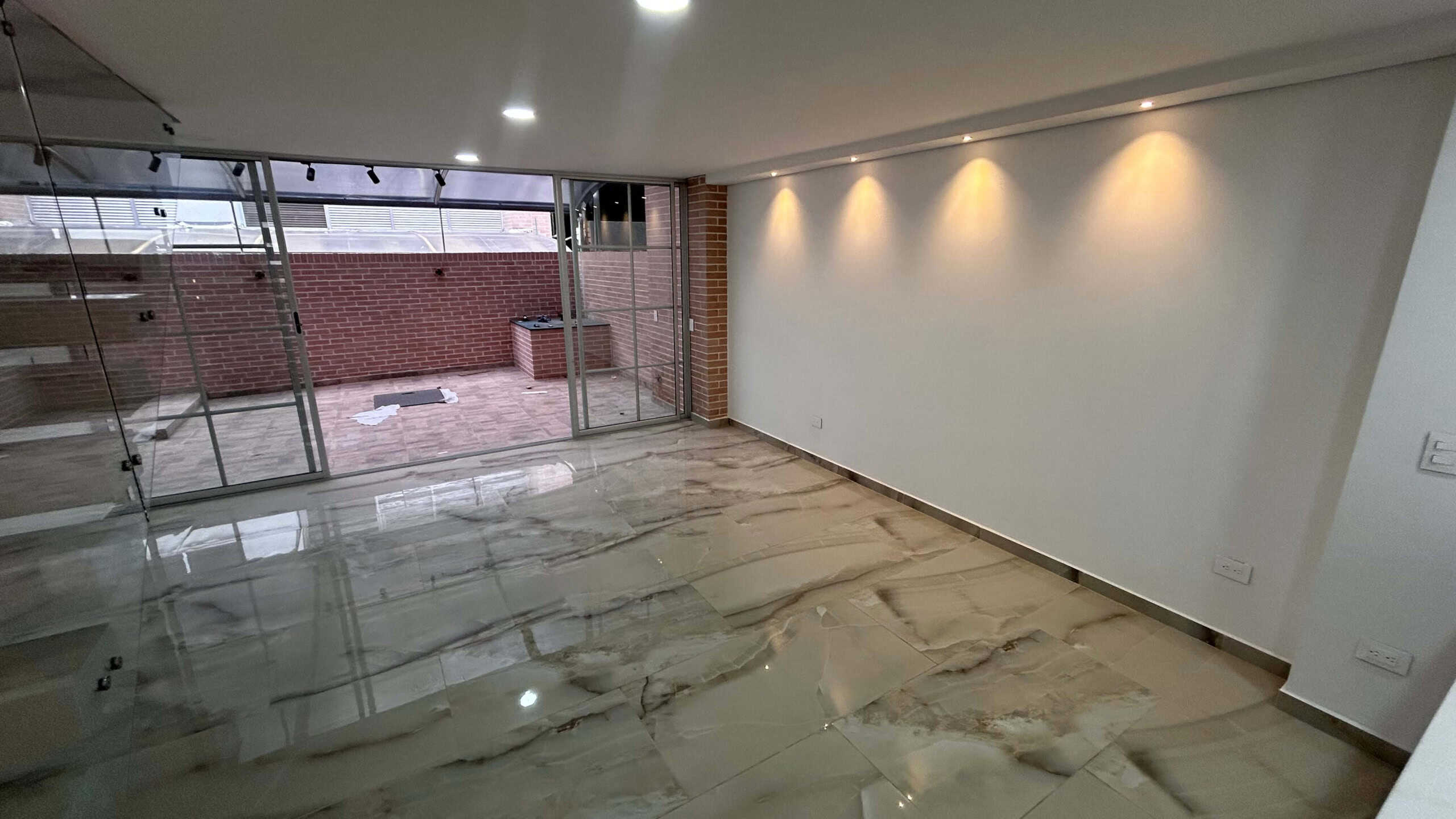 Amplia sala con pisos de mármol y gran iluminación natural en La Samaria, Ibagué.