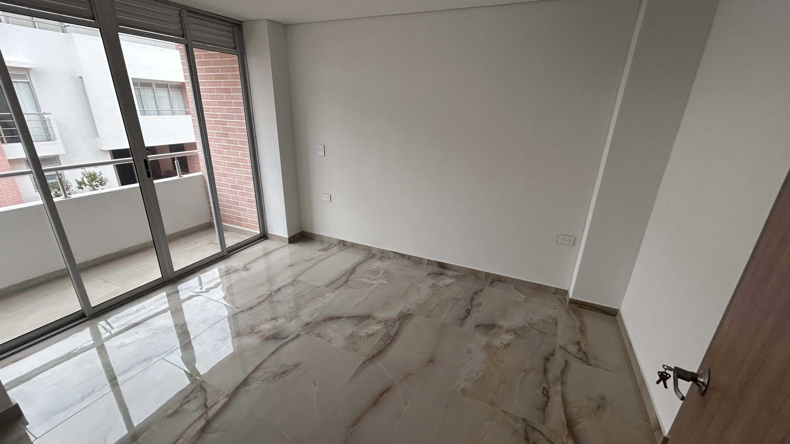 Amplio salón con vista a la ciudad en La Samaria, Ibagué.