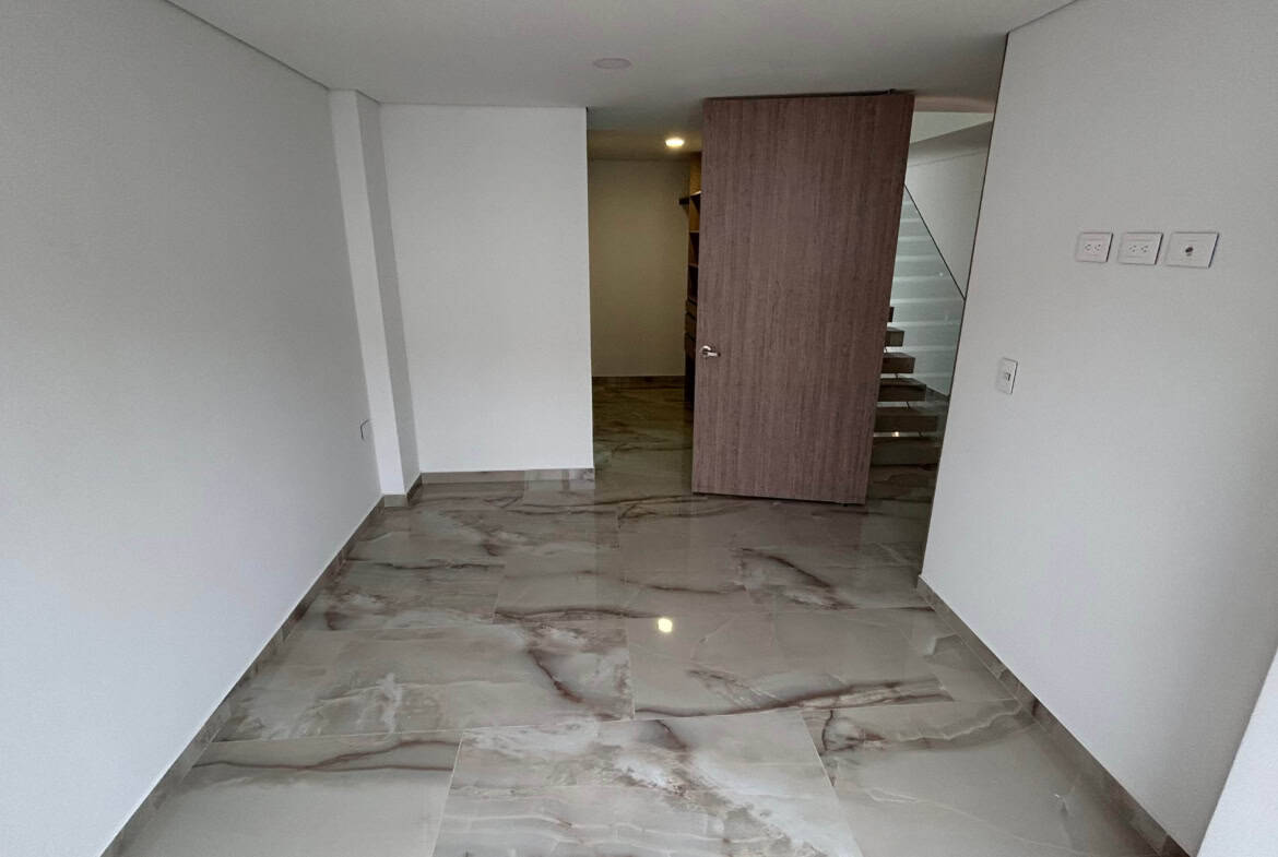 Amplio interior de casa en venta en condominio La Samaria, Ibagué, con espacios modernos y acabados.